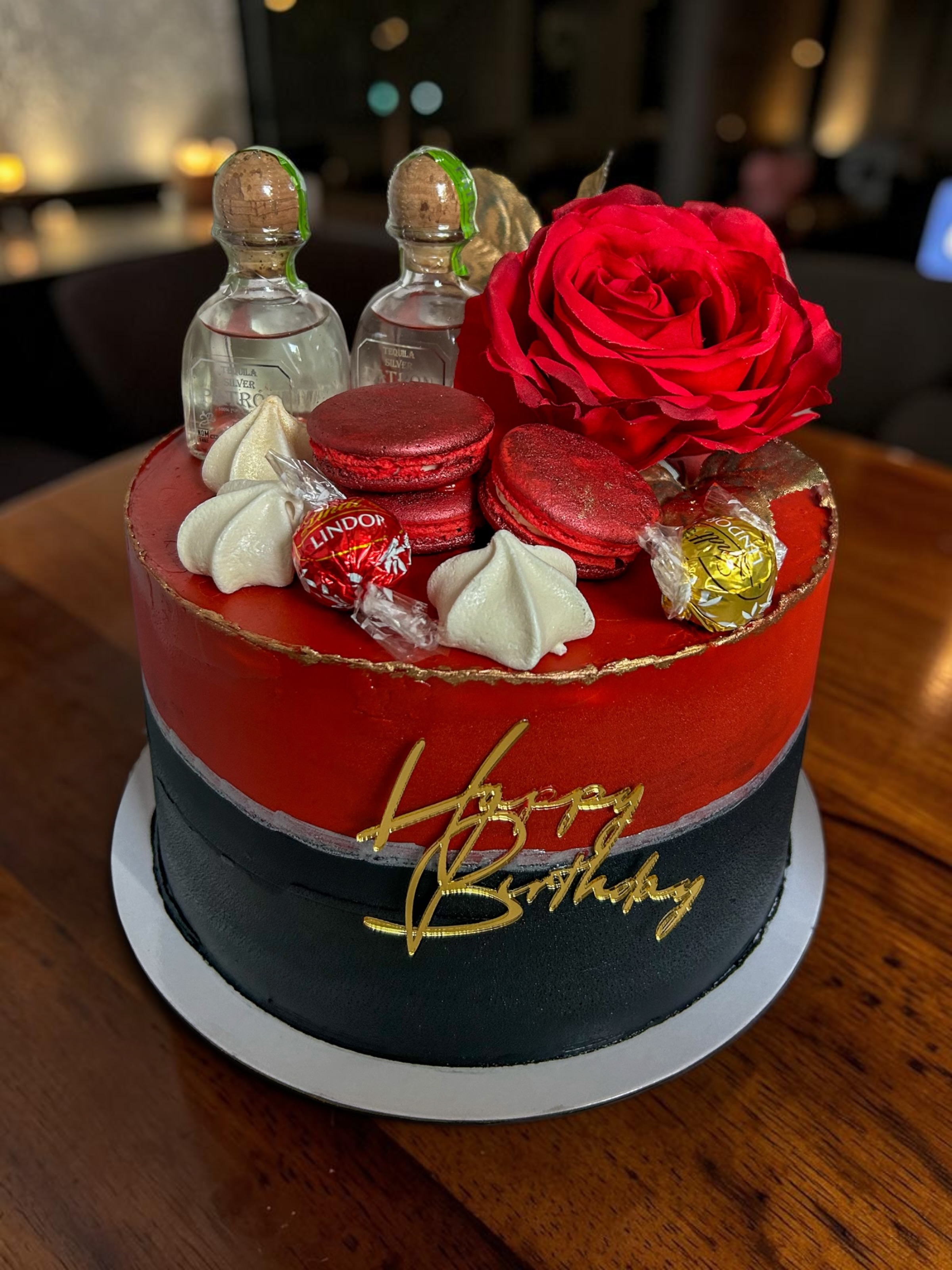 A classy cake for the lovers of color red ❤️🌹✨
#customcakes #pastelpersonalizado #cakeroses #pastelconrosas #intheberkshires