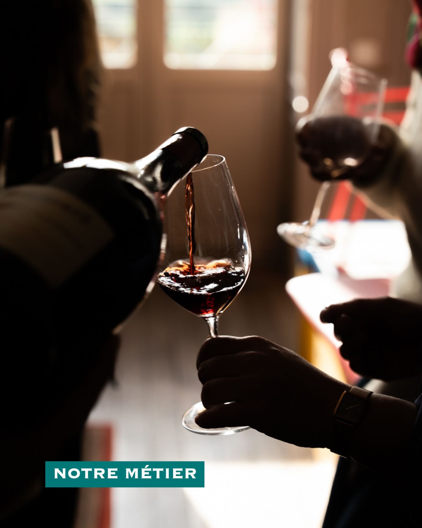 Deux métiers en un pour vous offrir le service le plus adapté à vos besoins ✨
🤝🏻 L’agence
Nous sommes agents de vignerons. Notre mission ? Assurer le lien entre les domaines et vos établissements, et vous accompagner au plus proche de vos besoins.
📦 Le stock
Nous sommes aussi distributeur : nous avons notre propre espace de stockage, accolé à nos bureaux. Pour aller encore plus loin et vous garantir un service clé en main de la commande à la livraison !
Quelle que soit l’option choisie, vous bénéficiez d’un seul interlocuteur, d’une équipe administrative disponible 5 jours par semaine, et de plus de 30 ans d’expérience au service des restaurants et cavistes qui font la différence. 🙏🏻
—
📸 @_leboncliche
#maisonbillard #marchanddevin #denicheurdevins #vindartisans #agentdevignerons