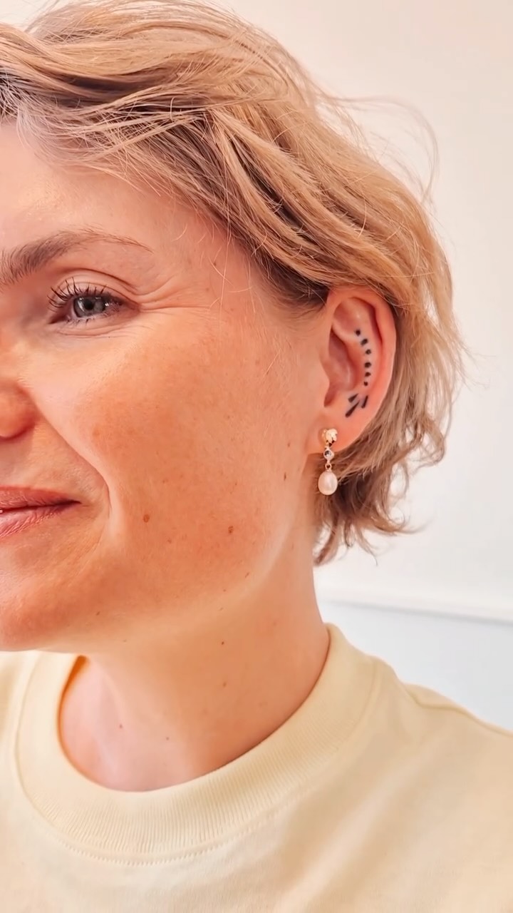 CUSTOM
She wanted earrings that would match with the classic pearl bracelet and necklace she got from her mother to wear during her wedding. So we created these yellowgolden heart earrings with pearls and blue sapphires. A piece of jewelry that is more her and will wear also after the wedding. Classic with a twist ✨
Start your custom jewelry journey by booking a consultation through the link in bio! 🩷