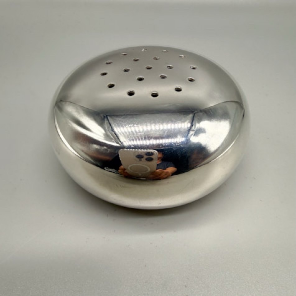❌vendu❌Christofle Sucrier en métal argenté forme galet .
Hauteur : 5 cm
Ø : 9 cm environ
Bel état , brillance , infimes usures au revers.
Un sucrier très élégant et peu courant .
Poinçon Christofle au revers collection Gallia
🛒: prix et disponibilité dans la boutique en ligne.
#christofle #artdelatable #sucrier #design #antiquites