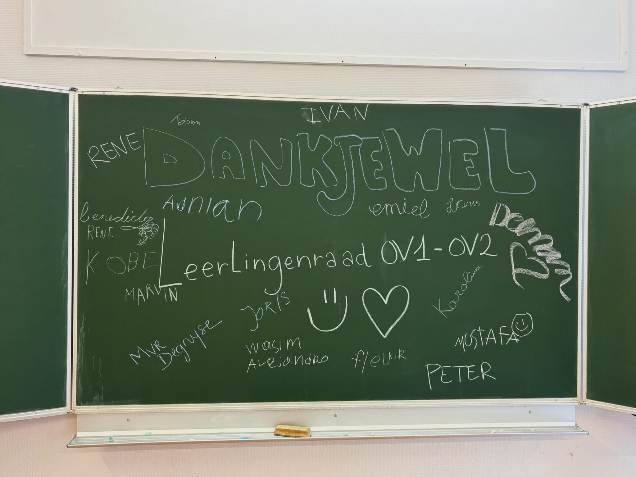 ✨ We sluiten het schooljaar af met een grote dankjewel aan de leerlingenraad van OV1&OV2!
Dankzij jullie inzet en ideeën waren er heel wat leuke activiteiten op school. Jullie dachten mee, namen initiatief en maakten mee het verschil.
Bedankt voor jullie engagement dit schooljaar. We kijken nu al uit naar volgend jaar! 💙👏😊
