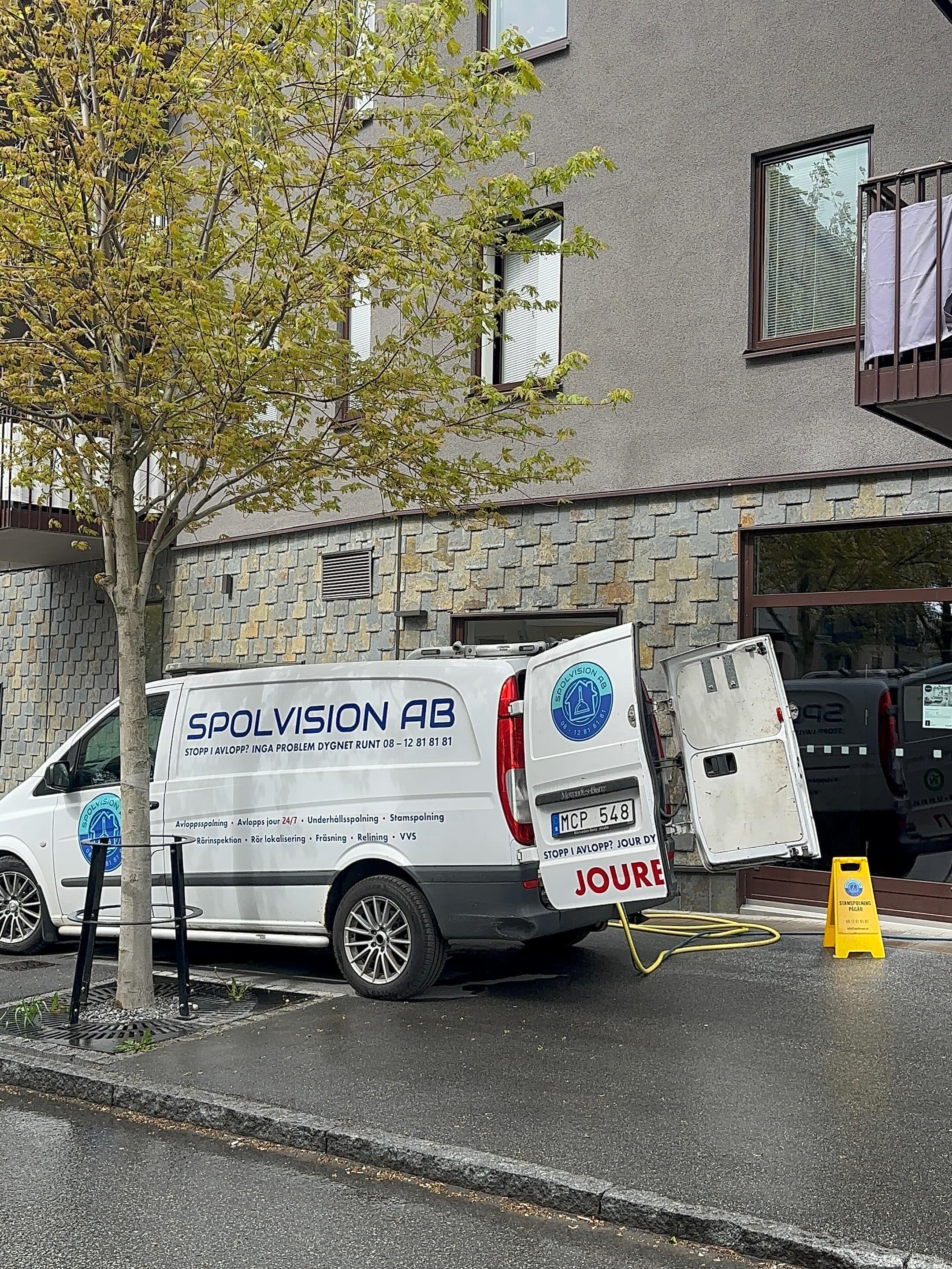 Ännu ett uppdrag avklarat! ✅
Stamspolning genomförd hos en BRF med 45 lägenheter i Ursvik, Sundbyberg. Genom regelbunden stamspolning hålls avloppssystemet rent från fett, smuts och andra beläggningar som annars kan orsaka stopp och kostsamma skador.
Tack för förtroendet! Vi lämnar fastigheten med rena ledningar och en tryggare avloppsanläggning för de boende. 💧🚿
Behöver er bostadsrättsförening, fastighet eller villa stamspolning? Kontakta Spolvision – vi hjälper er med förebyggande underhåll och akuta insatser dygnet runt.
📞 Jour 24/7
📍 Ursvik, Sundbyberg
#stamspolning #underhållsspolning #Ursvik #Sundbyberg #brfstockholm