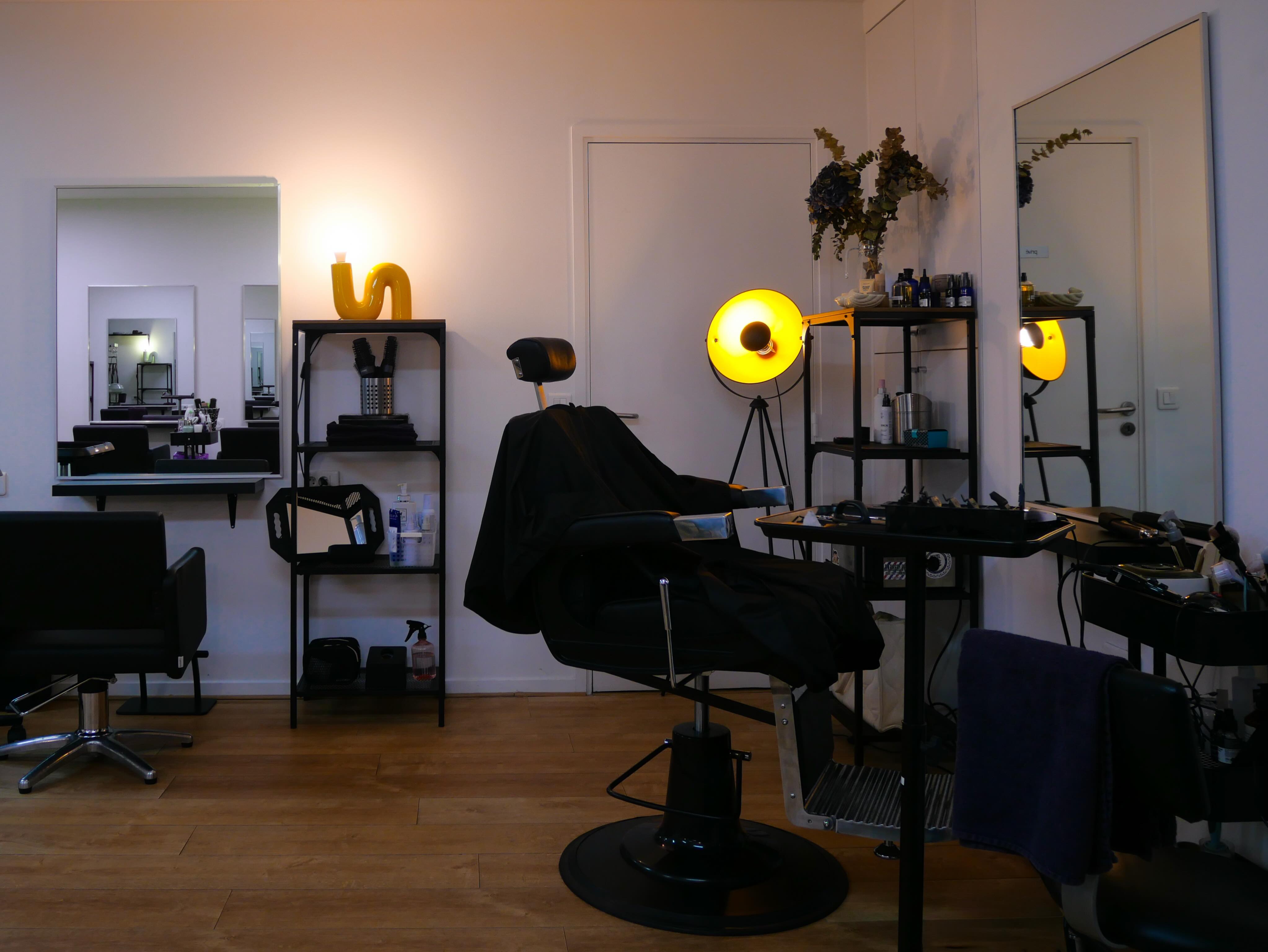 Le Studio,
Situé en souplex, le Studio propose une ambiance chaleureuse et feutrée, pensée comme un studio créatif. Il accueille 5 fauteuils de coiffure semi-privatifs, 9 en configuration formation.☀️
Ce lieu polyvalent est idéal pour travailler au calme, en petit comité, organiser des ateliers ou des shootings dans un cadre inspirant et évolutif.😍