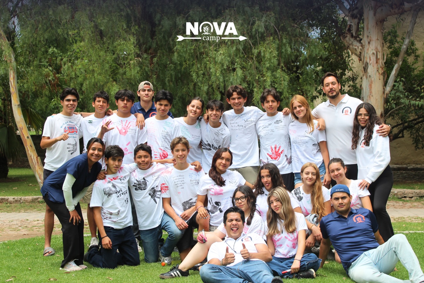 Hay generaciones que no solo viven un campamento: lo convierten en historia. 🏕️🔥
Tres días para cerrar una etapa, para reír hasta cansarse, para jugar como niños, para abrazar como amigos y para guardar en la memoria esos momentos que no necesitan explicación.
Porque un campamento de graduación no se trata solo de actividades, alberca, retos o fogatas.
Se trata de mirar alrededor y darte cuenta de quiénes estuvieron contigo en el camino.
De agradecer.
De cerrar ciclos.
De decir “te quiero” antes de que la vida los lleve a nuevos lugares.
Gracias chavos, por recordarnos por qué hacemos esto.
Por su energía, su confianza, sus risas, sus lágrimas y su forma tan auténtica de vivir cada momento.
Los queremos mucho!!
Que este campamento sea una de esas historias que, aunque pasen los años, sigan contando con una sonrisa.
Esto fue su cierre.
Esto fue su campamento.
Esto fue una muestra de la gran familia que se formó. 🧡
#NovaCamp #CampamentoDeGraduación #modoCamp
#CampDeSecundaria #ExperienciasQueTrascienden