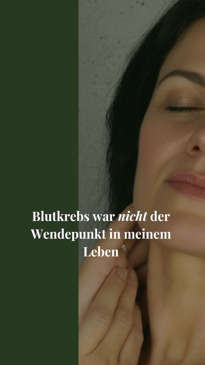 Blutkrebs war nicht der Anfang meiner Geschichte.
Er war das Ergebnis von Jahren im Durchhalten, Funktionieren, Aushalten.
Der eigentliche Wendepunkt war ein anderer Satz in meinem Kopf:
„Wie lange verrate ich mich noch?“
Ab da habe ich aufgeräumt:
– Job gekündigt
– Beziehung beendet
– umgezogen
– und radikal nach innen geschaut.
Genau dieses Muster sehe ich heute bei vielen Frauen in Führung:
Sie wissen längst, dass ihr Leben so nicht mehr zu ihnen passt –
und warten trotzdem auf ein äußeres Ereignis, das sie „rechtfertigt“.
Du brauchst keine Diagnose, um deine Wahrheit ernst zu nehmen.
Ich begleite Frauen, die bereit sind, VOR der Notbremse etwas in ihrem Leben zu ändern – weg vom reinen Funktionieren, zurück zu sich selbst.
Wenn du spürst, dass du dich schon viel zu lange verrätst, schreib mir „Veränderung“.