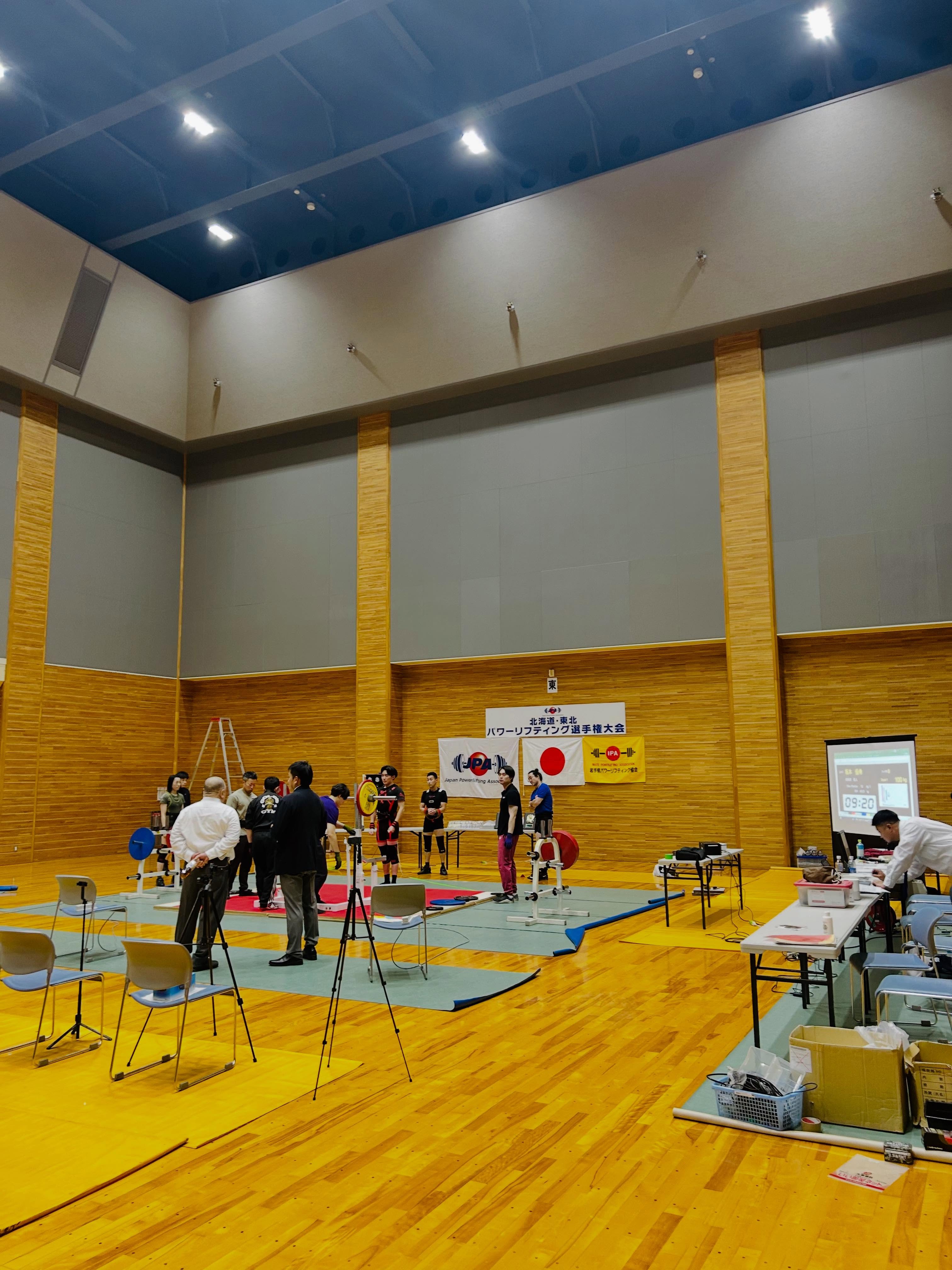 .
【北海道・東北パワーリフティング選手権大会🔥】
本日開催された「北海道・東北パワーリフティング選手権大会」が無事に終了いたしました!
モリトレからも会員様が出場され、日頃の厳しいトレーニングの成果を存分に発揮し、見事な健闘を見せてくださいました!👏✨
表彰式での晴れ姿、そして賞状を手にした最高の笑顔、本当にかっこいいです!おめでとうございます!
僕も今回は大会役員として現地へ行き、会場の熱い熱気を肌で感じながら、全力でサポートさせていただきました。
目標に向かって限界に挑む会員様の姿は、ジムの大きな誇りであり、他の会員様や僕たちにとっても最高の刺激になります。本当にお疲れ様でした!
「自分も強くなってみたい!」「目標を持ってトレーニングしたい!」という方、モリトレで一緒に一歩を踏み出してみませんか?初心者の方も大歓迎です!💪