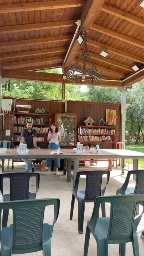Seconda presentazione di “UN CANE FELICE”
📍 Fagnano Olona
🗓️ 14.06.2026
Nella bellissima cornice del Parco Medio dell’Olona, all’interno di una biblioteca a cielo aperto, siamo stati in compagnia di tanti cani e famiglie.
Grazie all’associazione @calimali_odv_ets per la splendida accoglienza e ospitalità!
Alla prossima presentazione 🐾📚
#uncanefelice #canefelice #presentazionelibro #fagnanoolona #educazionecinofila