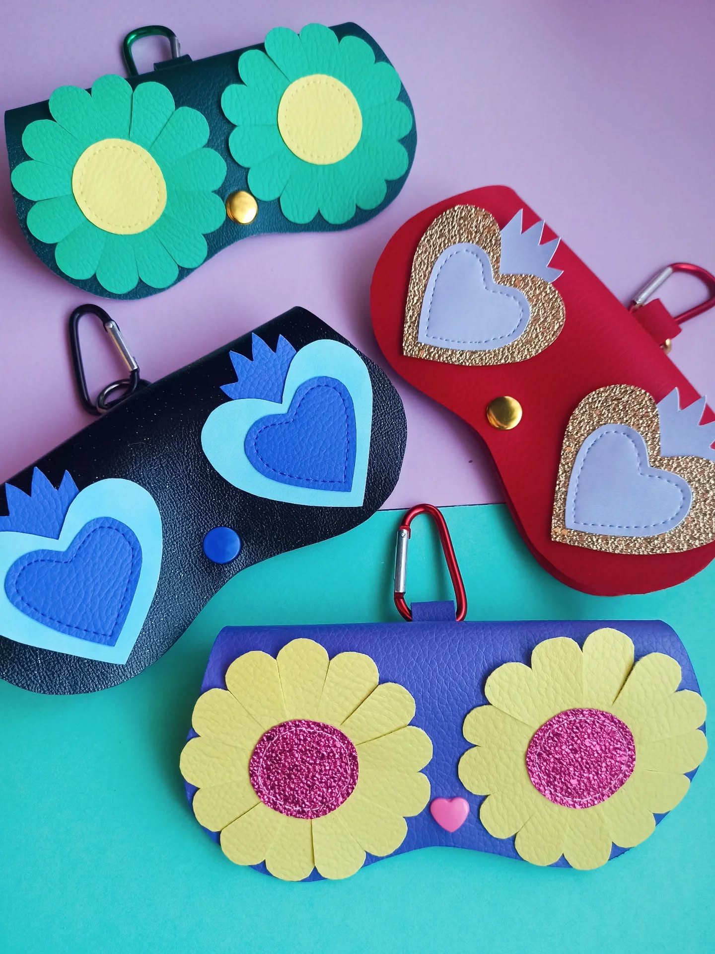 Les températures remontent, le soleil est plus que jamais là !
C'est le moment de se munir de ses lunettes de soleil et quoi de mieux que de les ranger dans ces joyeux étuis 100% fait main et plein de couleurs! 😁🌈
🌼°🌼
J'ai pris un peu de retard sur la mise en ligne mais je pense que jeudi ils seront sur le site !
Restez connectés si vous voulez le vôtre ! 😉
💖°💖
#faitmain #etuialunettes #soleil #accessoire #fun