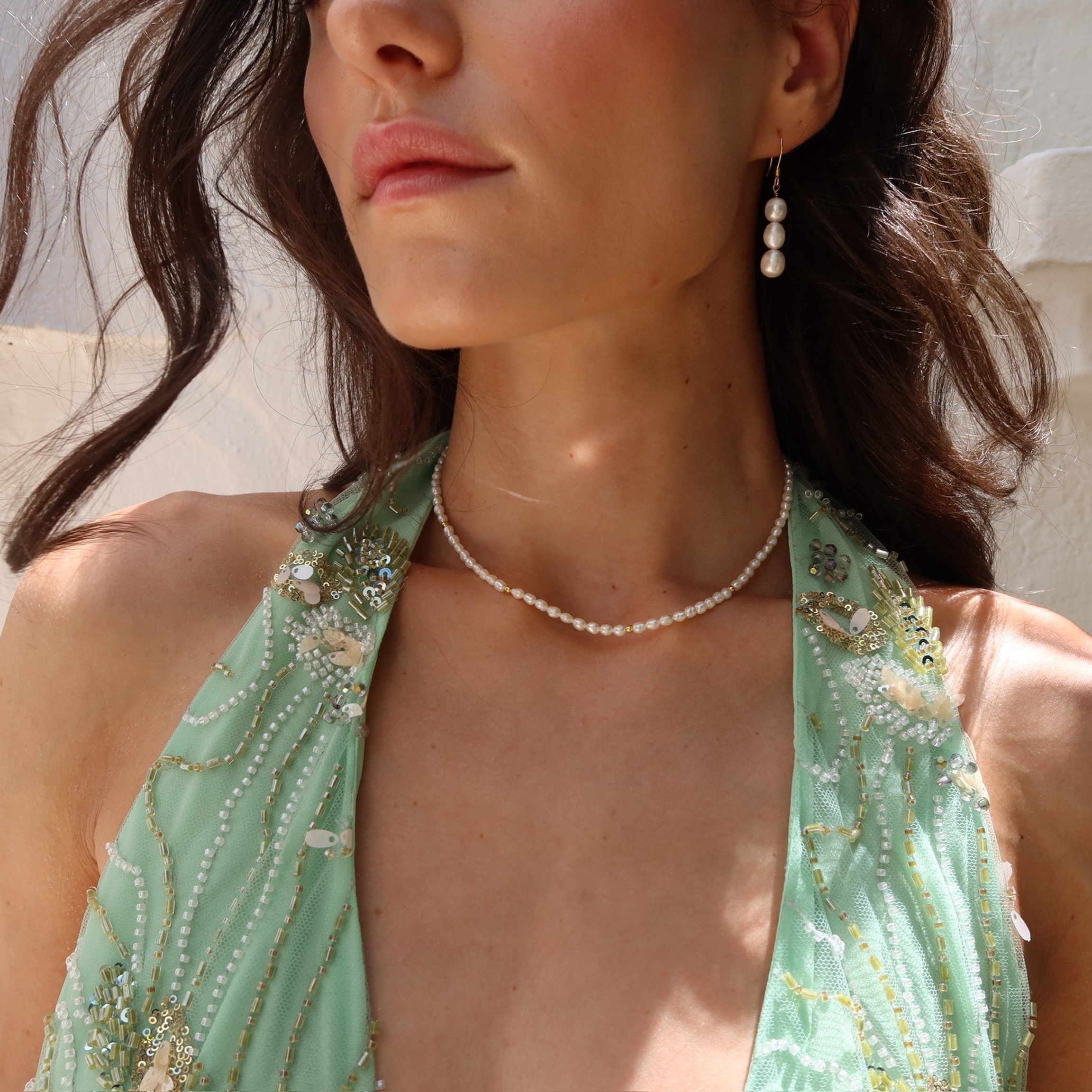 Wenn Eleganz eine Farbe hätte, wäre es Grün. 💚
Und wenn sie ein Schmuckstück wäre, dann Perlen.
Margarethe & Heidi – eine Kombination für alle, die zeitlose Schönheit statt kurzlebiger Trends lieben. ✨
1 bis 10: Wie sehr liebst du diesen Look? 👇
#perlenschmuck #perlenliebe #pearls #pearljewelry #perlenkette