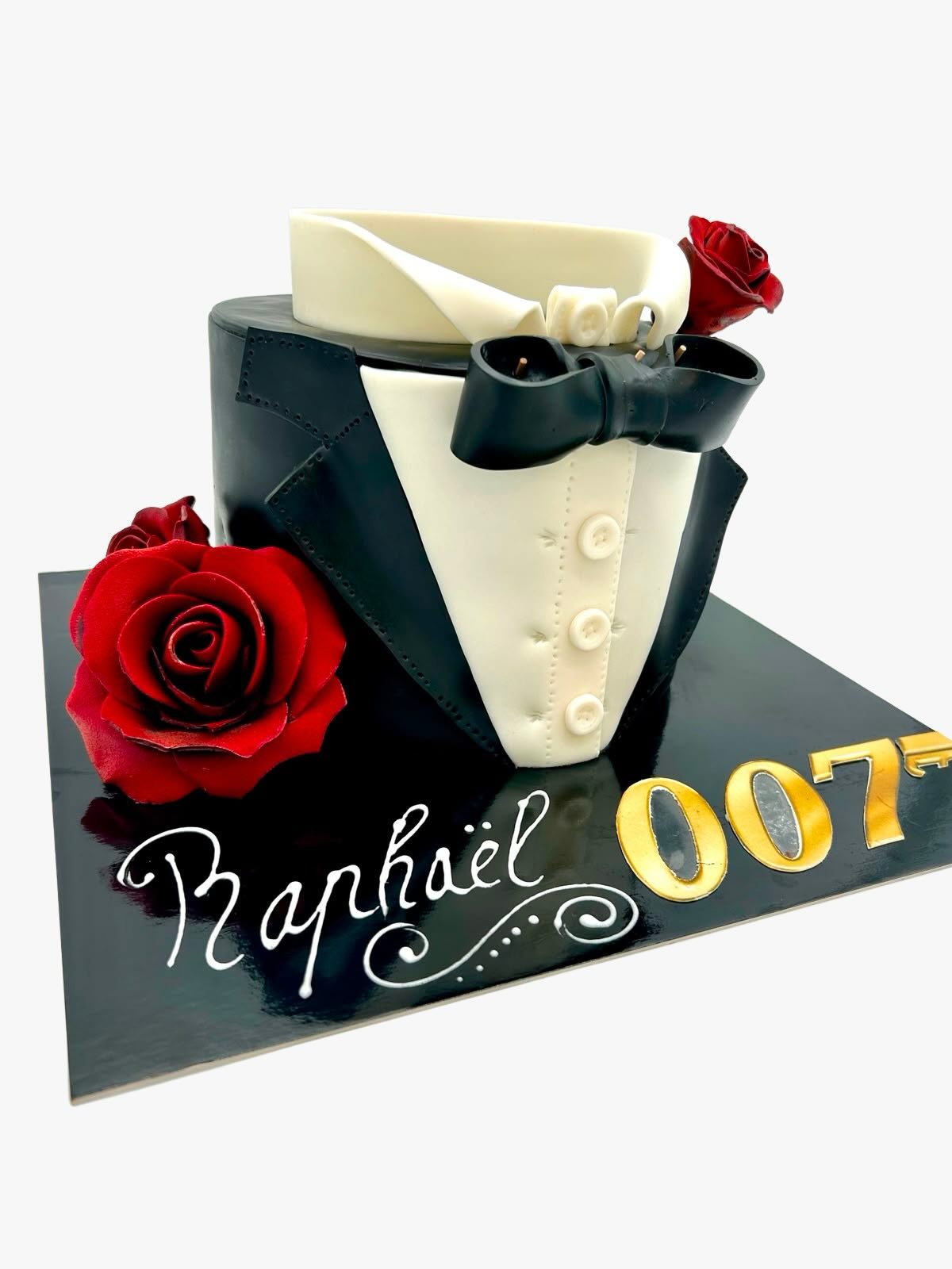 🎂✨ Retour sur nos réalisations de ce week-end !
Nous vous présentons trois magnifiques créations réalisées sur mesure pour nos clients :
🎉 Deux birthday cakes uniques et entièrement personnalisés.
✝️ Un birthday cake de communion en forme de livre, avec un côté fraisier et un côté lingot, alliant élégance, gourmandise et originalité.
Un grand merci à nos clients pour leur confiance. Derrière chacune de ces créations se cachent de nombreuses heures de travail, de passion et d’attention aux détails.
Chaque projet est unique et nous mettons tout notre savoir-faire au service de vos envies pour créer un gâteau à votre image.
💫 Une idée, un thème, une occasion particulière ?
Tout est réalisé sur mesure chez nous. N’hésitez pas à nous faire part de vos envies, nous serons ravis de les concrétiser.
📩 Contactez-nous pour discuter de votre prochain projet gourmand !
#birthdaycake #communion #roanne #cakedesign #007🔫 ✨🎂