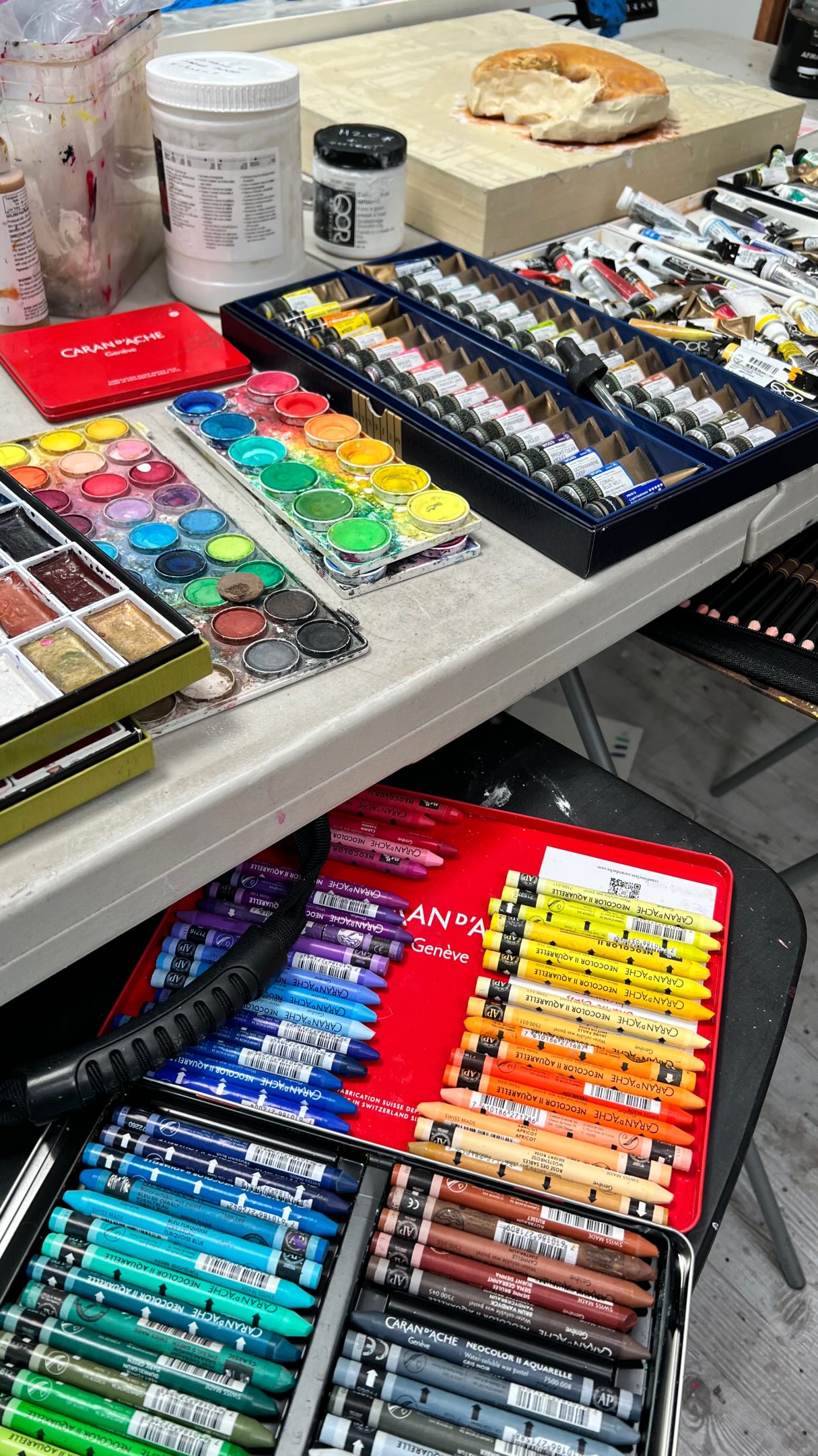 Thought you all might enjoy a quick tiny tour around my art studio! Don’t judge me lol 😂 I’m so thankful every day to have my own dedicated space that I can have everything laid out the way I like it… I might have a few too many tables lol 😆 #artstudiotour #stlouisartist
