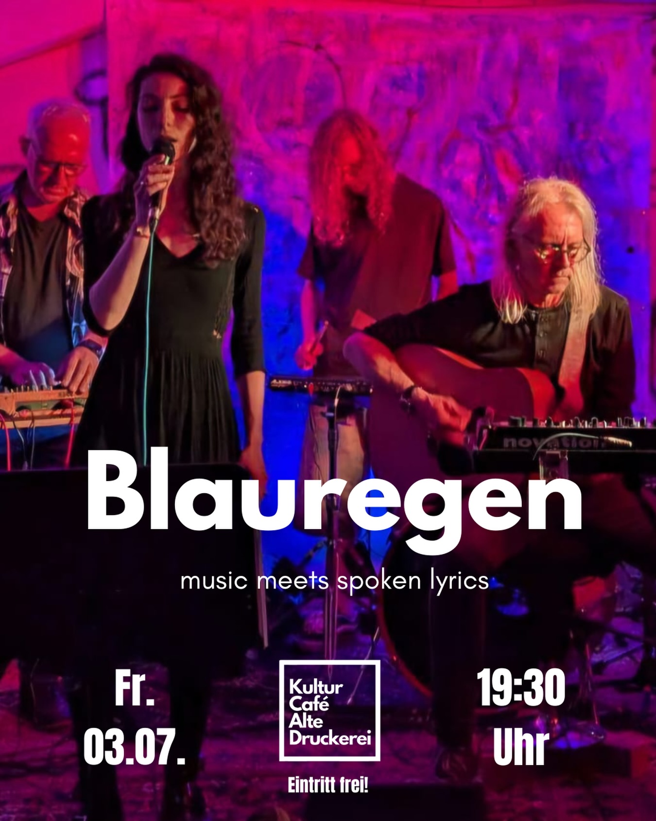 BLAUREGEN – Elektroakustische Klangwelten
Blauregen erschafft abwechslungsreiche Klanglandschaften voller Emotionen, Energie und kreativer Experimente.
Die vierköpfige Band entführt ihre Zuhörer in eine Welt aus elektronischen Beats, synthetischen Sounds und akustischen Klängen, gepaart mit gefühlvollen und ausdrucksstarken Vocals.
Ihre innovativen Klangexperimente schaffen eine einzigartige Atmosphäre, die sowohl zum Träumen als auch zum Tanzen einlädt. Gleichzeitig laden sie dazu ein, den Alltag hinter sich zu lassen, neue Klangräume zu entdecken und den Moment zu genießen.