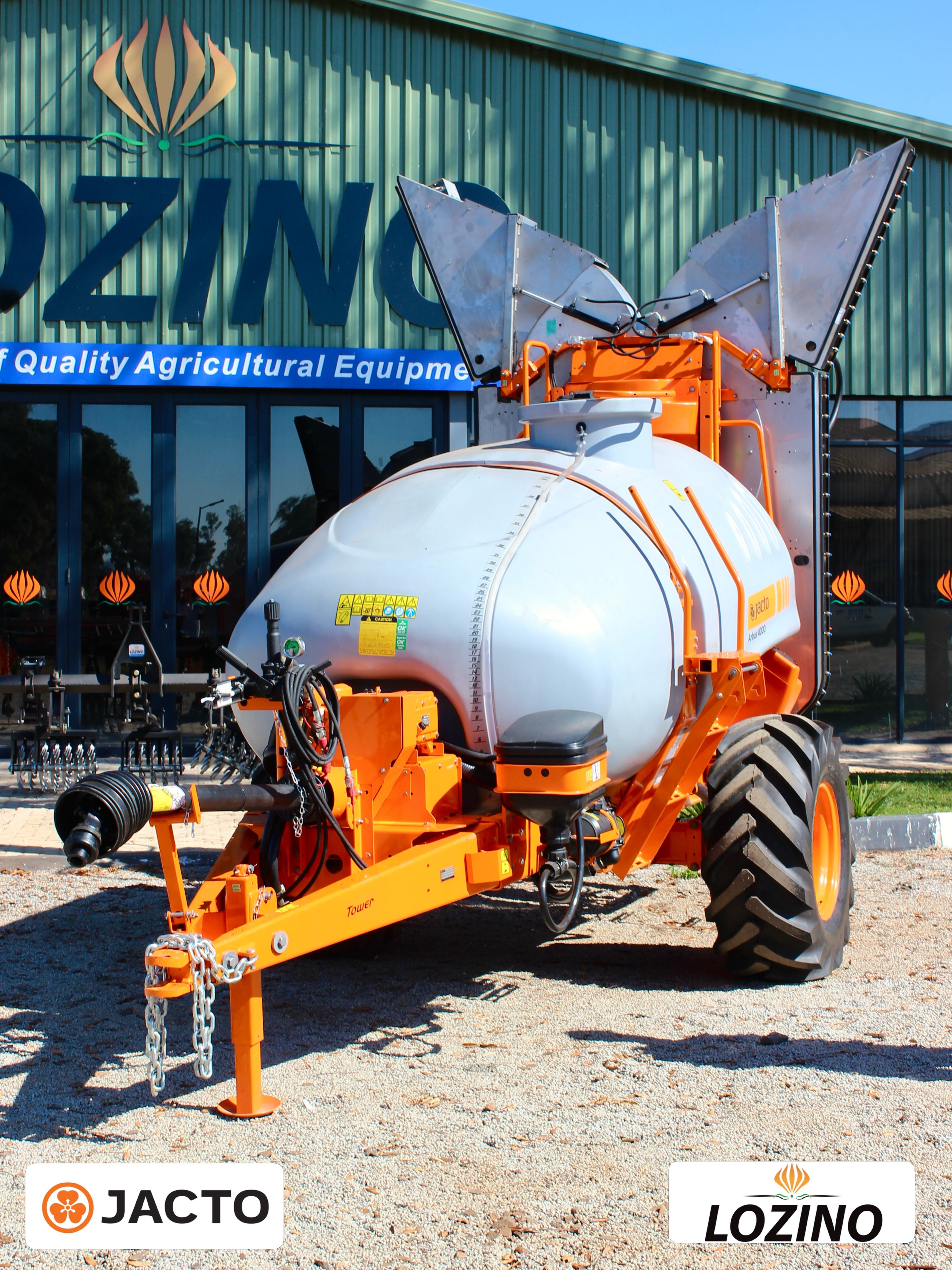 🌱 Jacto Arbus 4000 — 850 VA Fan with Tower Deflector 🌱
Precision spraying meets power. The Arbus 4000 combines a massive tank with smart airflow tech for unmatched coverage.
✅ 4000L tank capacity
✅Anti-drip adjustable flip-over nozzle holders with ceramic nozzles
✅Recommended tractor: 90 HP and above
Improved air distribution for uniform spraying
✅ Reduces drift, increases penetration
✅ Brings spray closer to the canopy for maximum coverage
Featured with the 850 VA Fan with Tower Deflector, which Follows the natural shape of the canopy & brings nozzles closer to the target for tighter coverage with reduced drift. Less wasted product, more efficient treatment - ideal for taller, denser crops.