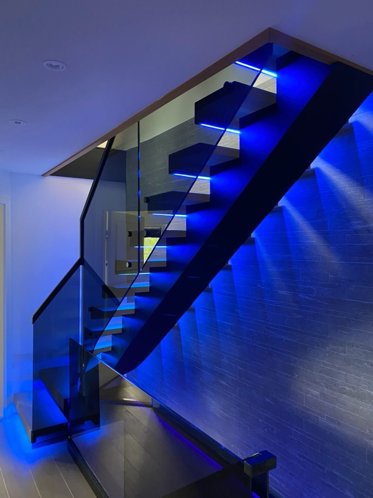 Bent construction L-shaped staircase with a custom LED light solution 🪁
#stairsideas #staircaseideas #stairsdesign #staircasefriday #trapp