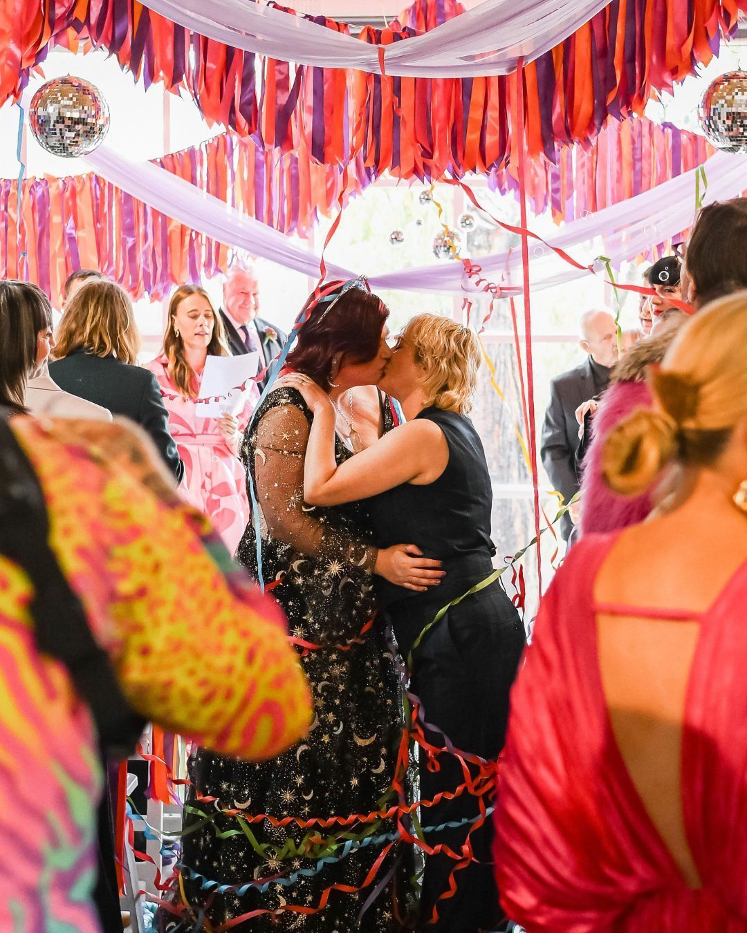 Let this be your sign to choose "violently piffing streamers in the direction of the lovers" over the classic confetti. š š š š š š š
š·ļø : @e.f.p.photography