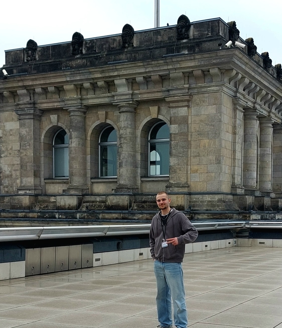 Unser Schüler Jan-Niklas Käding war am 20.04. dieses Jahres im Deutscher Bundestag. Er gehörte zu den 150 ausgewählten Jugendlichen, die im Rahmen der Enquete-Kommission zur Aufarbeitung der Corona-Pandemie eingeladen wurden. Ziel des Projekts war es, politische Entscheidungsträger bei der Aufarbeitung der Pandemie zu unterstützen und Impulse für den Umgang mit möglichen zukünftigen Krisensituationen zu geben.
In verschiedenen Gesprächsgruppen teilten die Jugendlichen ihre persönlichen Erfahrungen aus dieser Zeit und konnten ihre Sorgen und Anliegen direkt an die Politik herantragen. Im Rahmen der Veranstaltung entstand außerdem ein gemeinsames Foto mit der Bundestagspräsidentin Julia Klöckner.
Jan-Niklas selbst beschreibt die Erfahrung so:
„Es war eine sehr außergewöhnliche Erfahrung und eine tolle Möglichkeit, neue Menschen und Perspektiven kennenzulernen. Solch eine Chance würde ich jedem empfehlen wahrzunehmen.“
- Jan-Niklas Käding/Herr Krause/Herr Reichelt