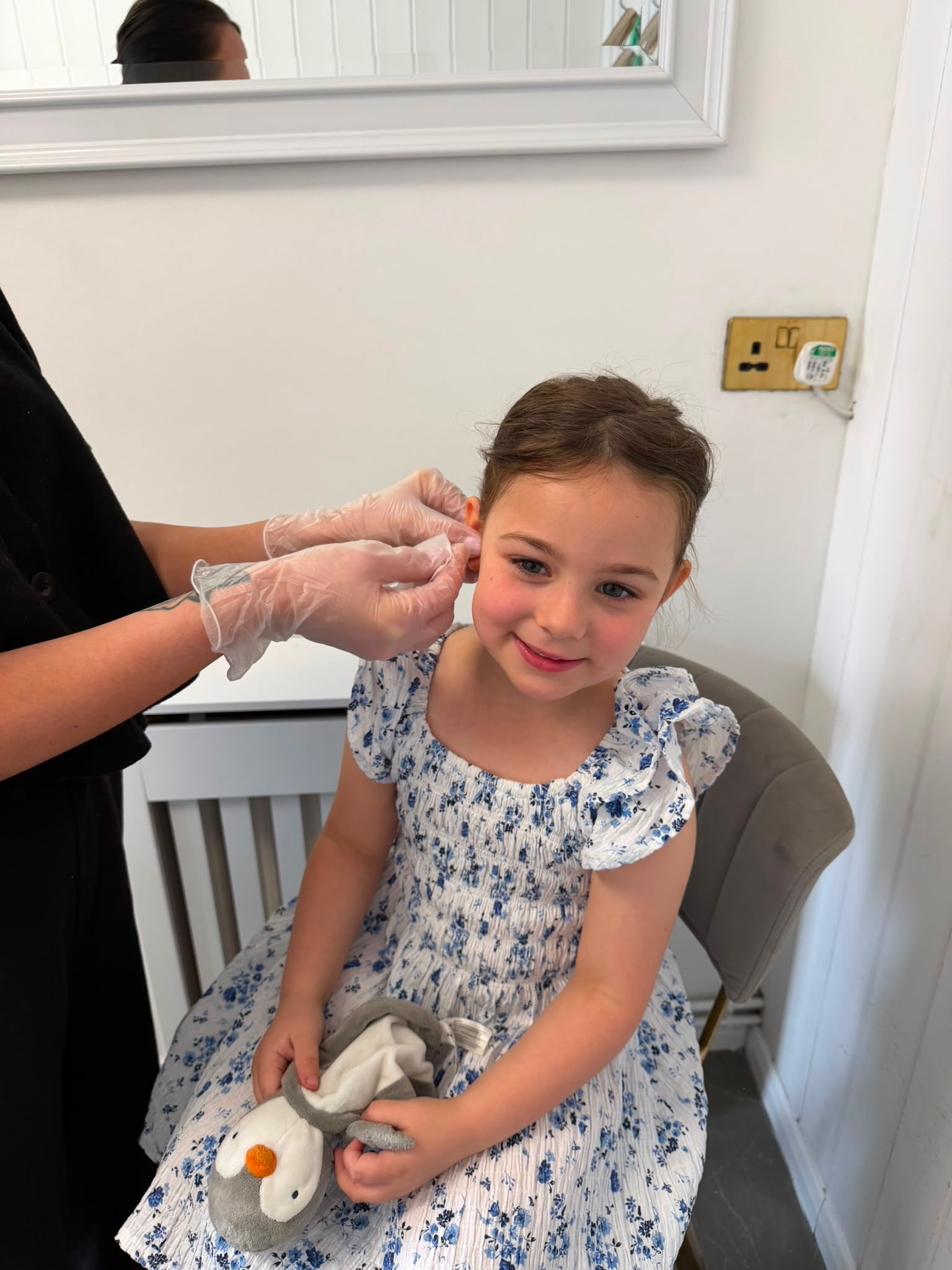 ✨👧
We had a brave girl’s very first ear piercing today using the gentle Studex system. Swipe through to see her journey from the prep to the close up of the pretty stud ➡️
Thinking about first piercings for your little ones? Our Studex system is pre-sterilized, hypoallergenic, and designed for a quick, gentle experience.
DM us to book an appointment or drop your questions below! 👇
#FirstEarPiercing #Studex #beautysalon #jewellery