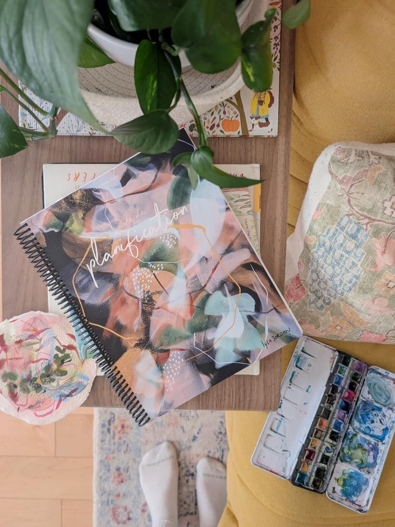 J’avais envie de re-publier la photo de l’artiste @lysajordan_ ici, parce qu’elle est parfaite. 📷 🌸
Quelle chance de pouvoir vous proposer un outil de travail comme celui-ci, auquel on ajoute la touche d’une talentueuse artiste depuis quelques années déjà. 💭
L’artiste est québécoise. Le guide a été créé & imprimé ici. C’est un produit très très local! 👌🏼💭
Merci pour vos commandes. ❤️
*Un modèle est en rupture! C’est le moment de precommander. Je lance une deuxième impression cette semaine!
grandeclasse.com
#produitlocal #enseignant #enseignante