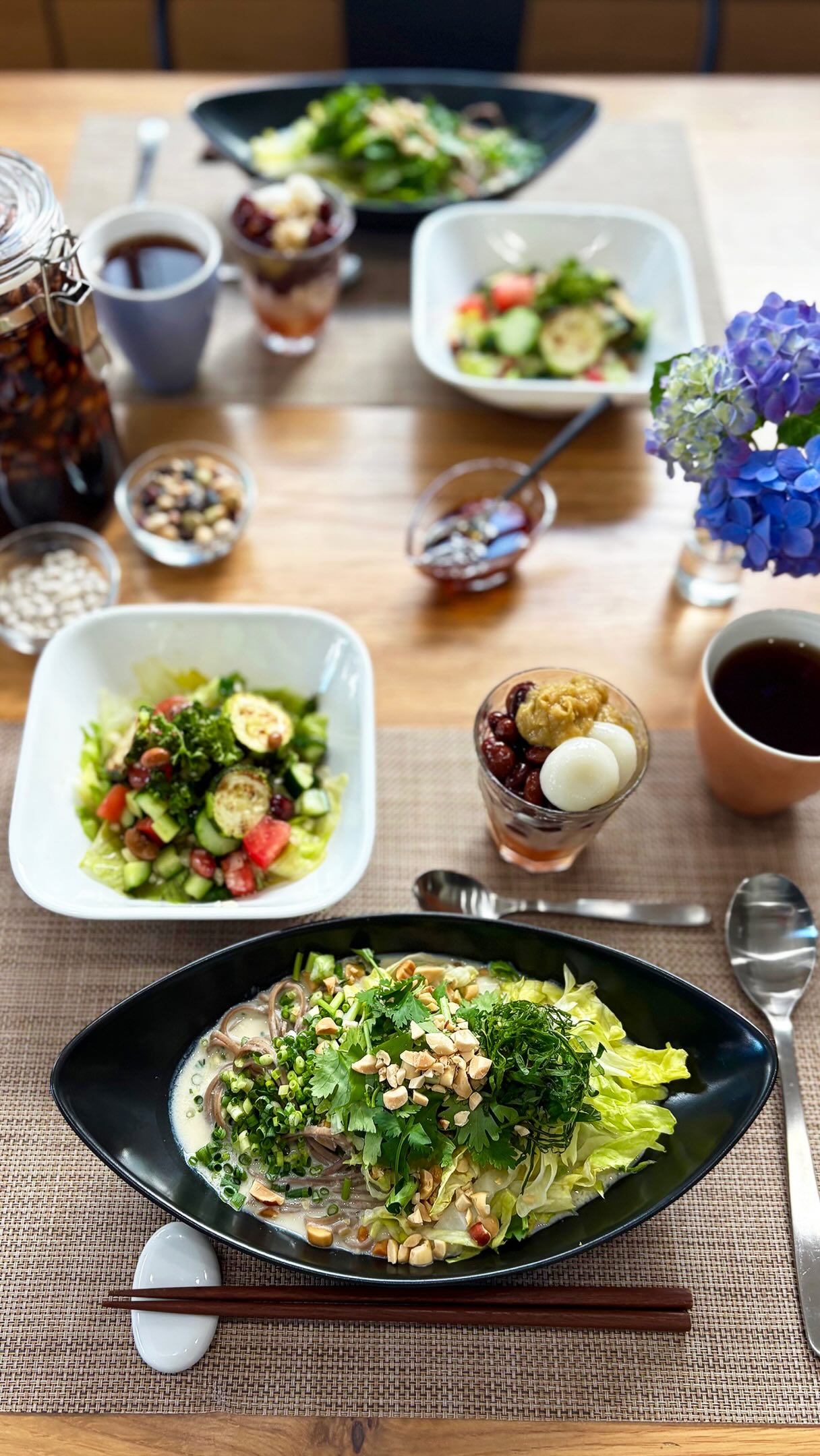 【夏の豆料理🌿2日間開催しました】
べにや長谷川商店の長谷川清美さんから教わる『豆の教室』。
豆と旬の食材の組み合わせや、季節に沿った豆の調理方法や食べ方などをお伝えし、「季節の豆料理」を楽しむ教室です。
今回は「手間が少ない」「できるだけ火を使わない」「さっぱり・冷たい」をテーマに、暑い季節にも豆を美味しく食べる「夏の豆料理」をご紹介。
暑い時に豆をことこと茹でるのは…。
豆料理は手間と時間がかかるから…。
そんなイメージを吹き飛ばす内容でした。
冷凍保存しておいた豆やすでに加工してある豆を使うなどの手軽な調理方法や食べ方で、夏にぴったりなメニューをつくりました。
〈夏の豆料理メニュー〉
🫘手亡豆ペーストエスニックそば
🫘素焼きミックス大豆のピクルス
🫘ピクルス豆と夏野菜のサラダ
🫘3種豆の白玉あんみつ
長谷川清美さんは、できるだけ楽に美味しくできる豆の調理法を日々研究されていて、今回もなかなか聞けないそんなお話もありました。
豆料理ってもっと気軽に考えていいんだ!
これなら豆料理初心者でもつくれそう!
冷たい豆料理も美味しい~🎶
など、今までのイメージや情報が更新されたというたくさんのお声も。
季節に沿った豆料理が、いつも食卓に並ぶようになったらいいですね。
ご参加くださった豆好きのみなさま
どうもありがとうございました🍀
.
次回は「秋冬の豆料理」新豆の季節
11月3日(火祝)・5日(木)の開催予定です。
____________________
#豆の教室 #豆料理 #夏の豆料理
#べにや長谷川商店
#モリ乃ネキッチンスタジオ