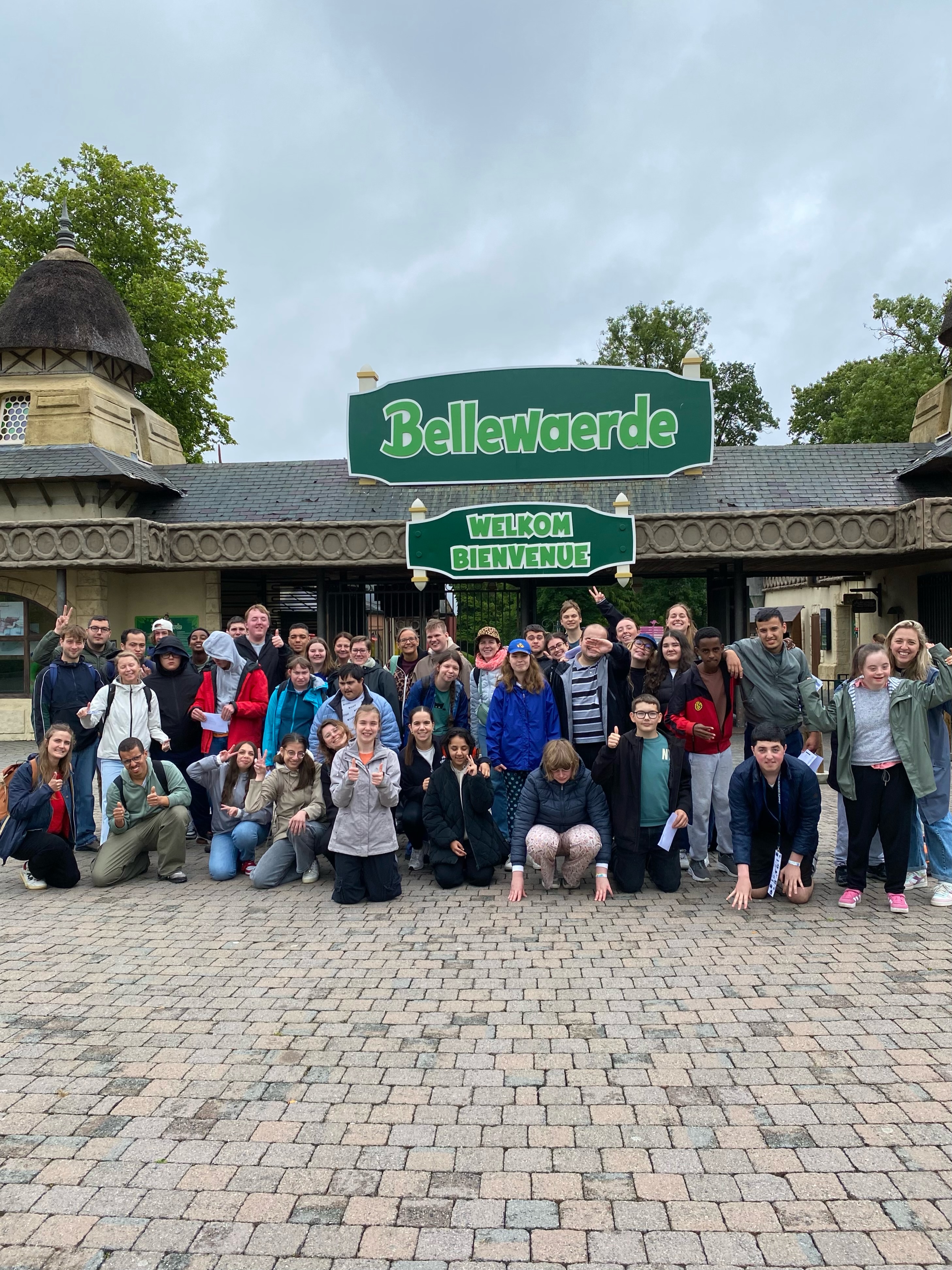 Gisteren genoten de leerlingen van OV1 van een fantastische, eenmalige studiereis naar Bellewaerde! Van dieren spotten tot samen genieten van de leukste attracties: het werd een dag vol plezier, avontuur en mooie herinneringen. Dankzij de steun van heel wat sponsors konden we deze studiereis volledig gratis aanbieden aan onze leerlingen. Een oprechte dankjewel aan alle sponsors die dit mogelijk hebben gemaakt. Jullie maakten voor onze leerlingen echt het verschil!💕🎢🎡
@justrussel_com - @depistezulte - @makeyourdotcom - @marcogent28 - Silkos Invest - Carwash Drongen - Leiemotors Drongen - Zelfstandig thuisverpleegkundige regio Beernem - Giodes dak- en renovatiewerken - Freshcore groenten en fruit
