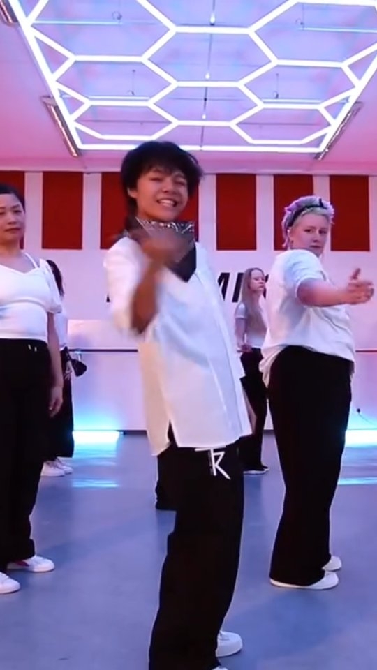 Wir sind vielleicht ein bisschen „Crazy“
Aber genau deshalb macht Tanzen bei uns so viel Spaß!
Unsere K-Pop-Mittelstufe hat die ikonische Choreo zu Crazy zelebriert. Hier ist das Ergebnis.
*
Du möchtest auch K-Pop tanzen lernen? Neue Gesichter sind immer willkommen! ✨
#kpop #4minute #crazy #danceclass #kpopgermany kpopcrew tanzschule rytmiko stuttgart dancingunited