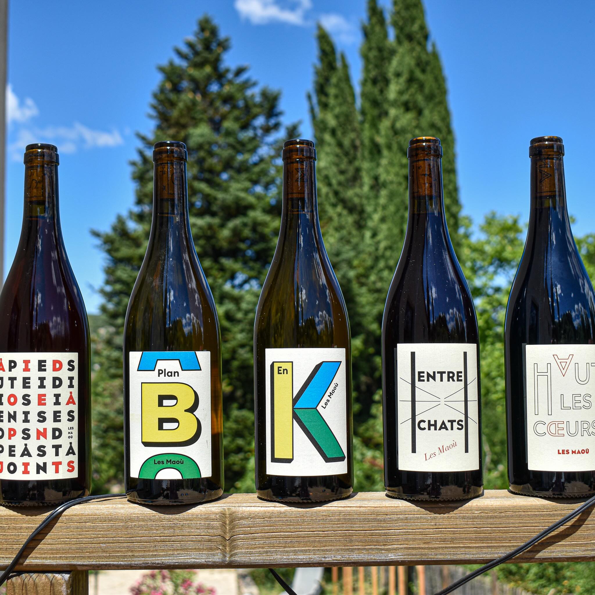 Saute À Pieds Joints dans un verre de Haut Les Cœurs 🍇 Les vins de @les_maou sont arrivés sur Des Racines Au Verre ☀️ Comme une célébration à l’été et à la convivialité. Aux apéros, aux barbeucs, aux…