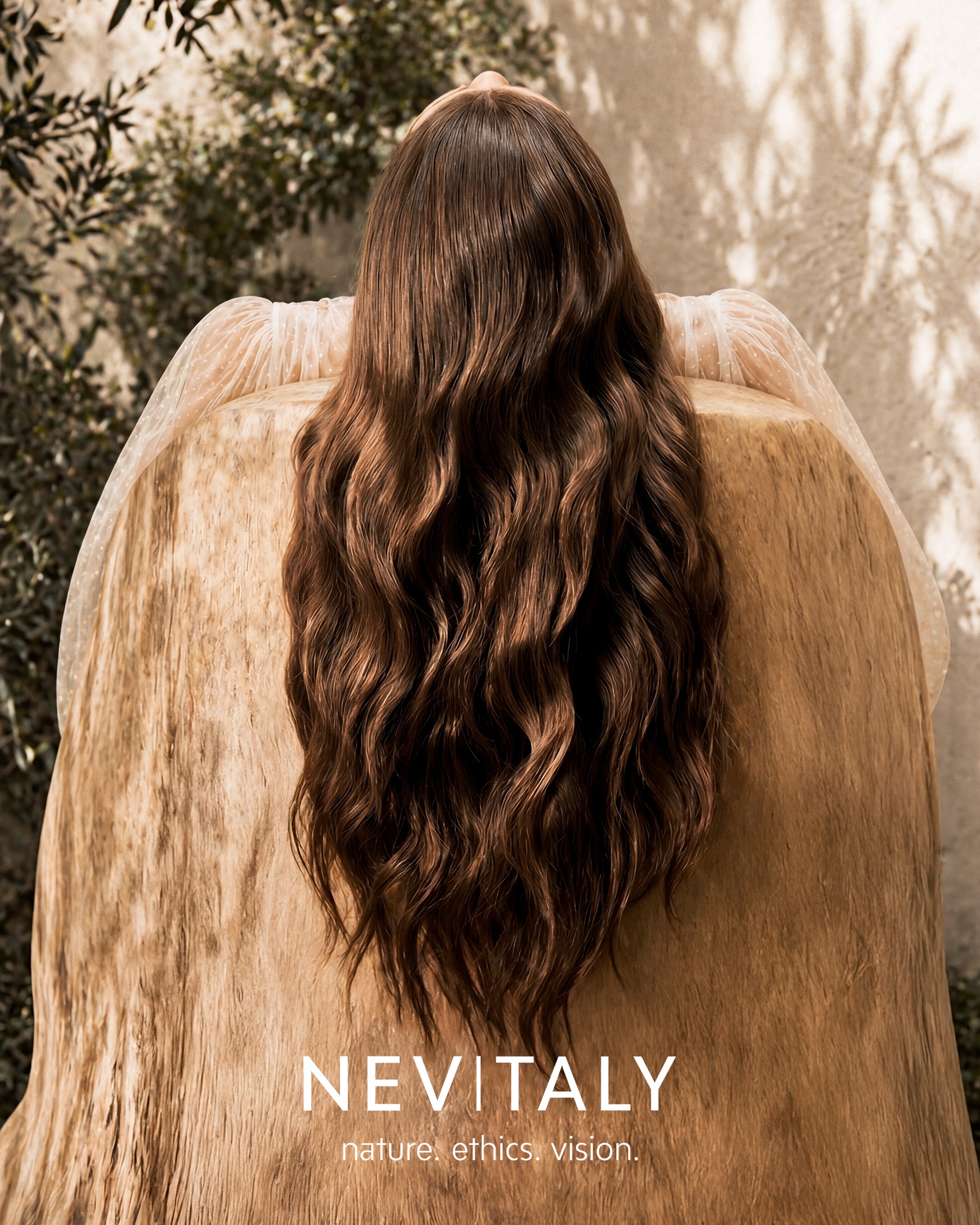 Turn natural beauty ON, mit Shine_ON! ✨
Unsere demi-permanente Farbbehandlung wurde entwickelt, um den Glanz zu intensivieren und gleichzeitig die Haarstruktur zu respektieren. 💫
Eine vegane, sanfte Formel, frei von Ammoniak, PPD, Resorcin und Alkohol, die jedes Haar pflegt: naturbelassen, coloriert, aufgehellt oder blondiert. Für gleichmäßige Ergebnisse vom Ansatz bis in die Spitzen. 🌿
Lade die Farbkarte auf unserer Website herunter! 🎨
#Nevitaly #ShineON