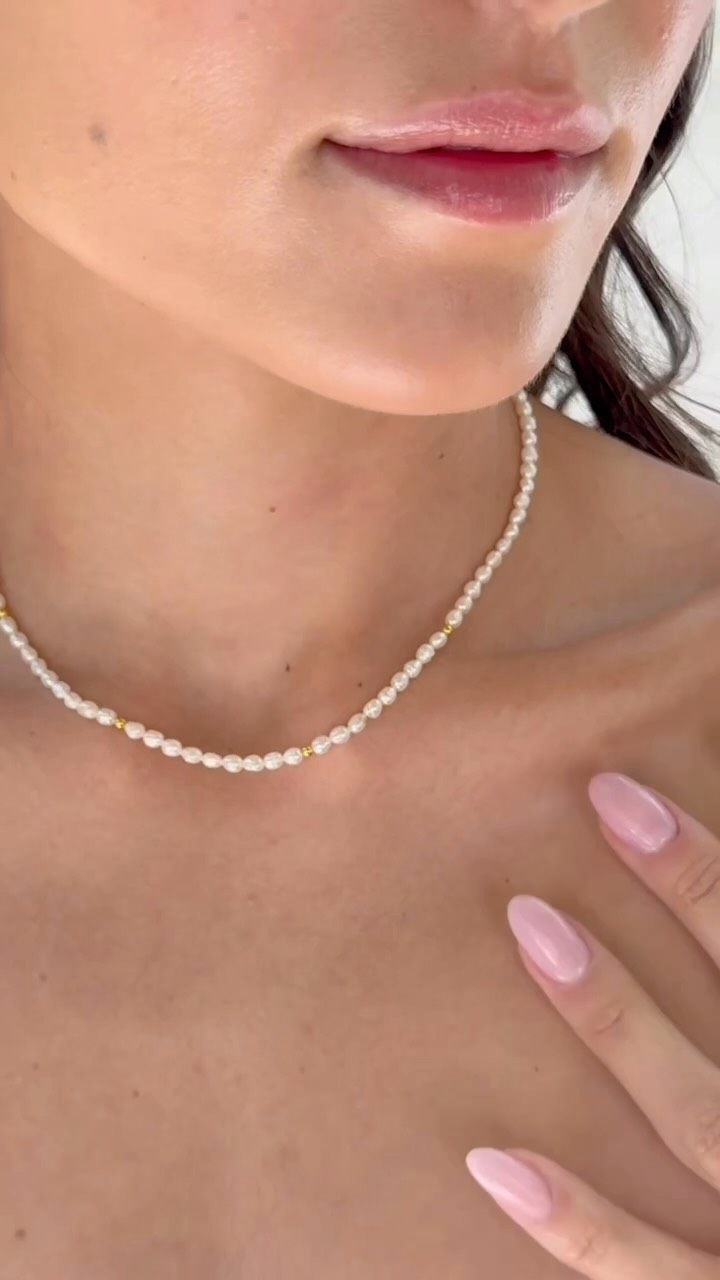 POV: Du findest endlich die Kette, die zu jedem Outfit passt ✨🤍
Minimalistisch, zeitlos und für jeden Tag gemacht.
Welches Outfit würdest du dazu tragen?
#jewelry #necklace #minimaljewelry #goldjewelry
#everydayjewelry