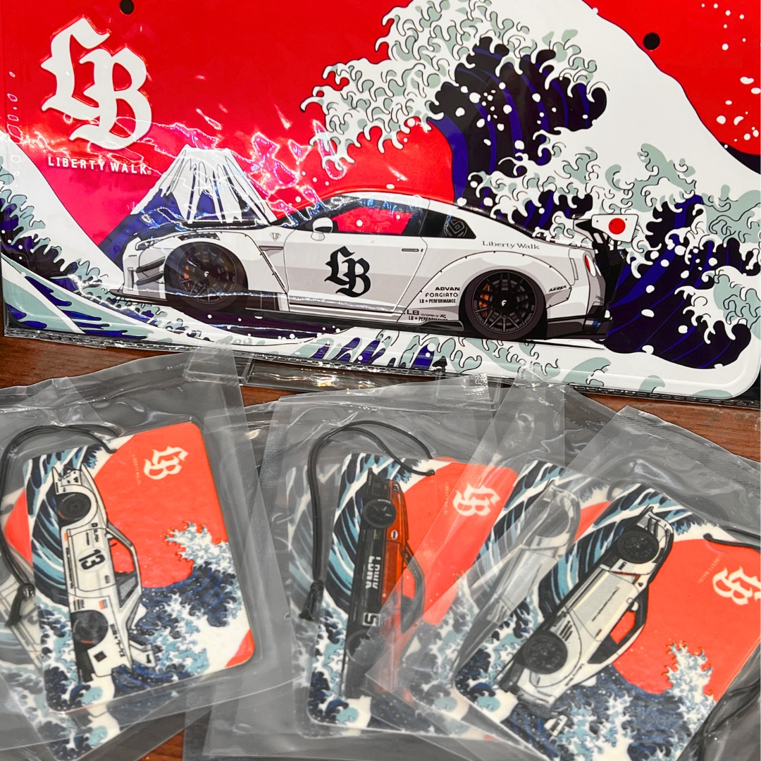 昨日に引き続き新入荷アイテムのご紹介。
リバティーウォークの最新グッズ「LB NUMBER PLATE GTR WAVE」と「COPAZE×LB WAVE AIR FRESHENER」が入荷しました!!
「LB NUMBER PLATE GTR WAVE」は、以前にミウラや32などが発売されていた(現在は売り切れ)ナンバープレートの最新デザイン版で白いLB-WORKS 35GT-Rをモチーフとしたデザインとなっています!
また同じくWAVEデザインのエアフレッシュナーの新作も入荷しており、こちらは32、34、35の3種類をご用意しております!匂いがなくなっても飾って楽しめるイラストスタイルが魅力的ですね!
先日入荷していたのはLB-KUMAデザインのものだったので、車のイラストが入っているエアフレッシュナーの入荷は何気に数年ぶりな気がしますね。
これからも不定期ですがLBグッズが入荷した際にはご紹介していければと思います!
★今回入荷したアイテム↓
・LB NUMBER PLATE GTR WAVE
販売価格:3500円(税込)
・「COPAZE×LB WAVE AIR FRESHENER」各種
販売価格:1000円(税込)
#lbwk #lbworks #lbグッズ #jdmcar #jdmstyle #libertywalk #リバティーウォーク #ミニカーショップ #ホビーショップ #鳥取 #スターホビー
