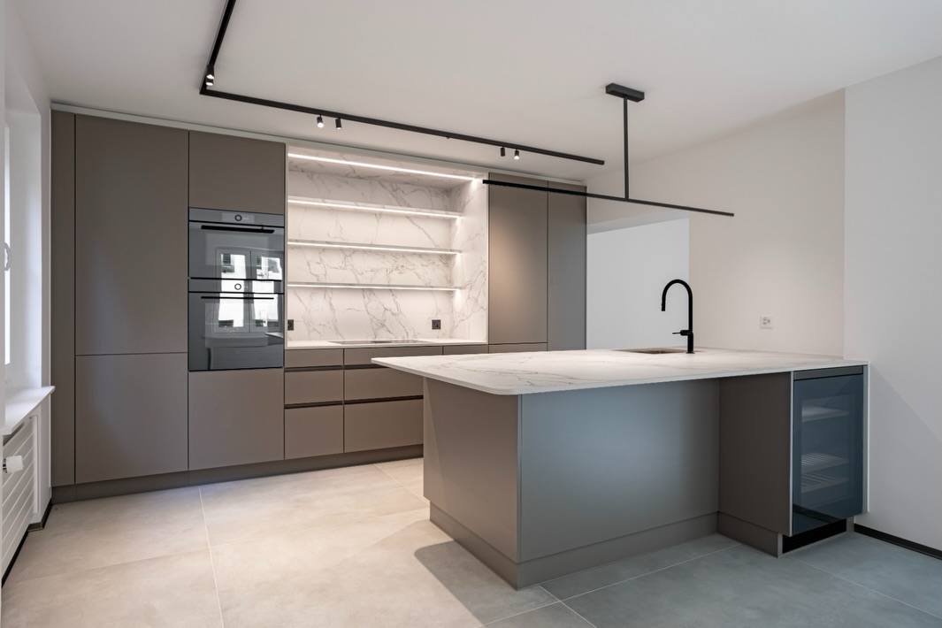Avant ➝ Après
Deux studios réunis pour créer un appartement lumineux et fonctionnel.
L’ancienne chambre a été transformée en cuisine ouverte sur la salle à manger et le salon, tandis que plusieurs cloisons ont été supprimées afin d’agrandir les volumes et améliorer la circulation.
La niche rétroéclairée, habillée de céramique @cosentino_swiss jusque dans ses tablettes, devient le détail signature de cette cuisine contemporaine.
Un projet pensé pour gagner en espace, en lumière et en confort au quotidien.
#avantapres #architectureinterieure #cosentino #renovationappartement