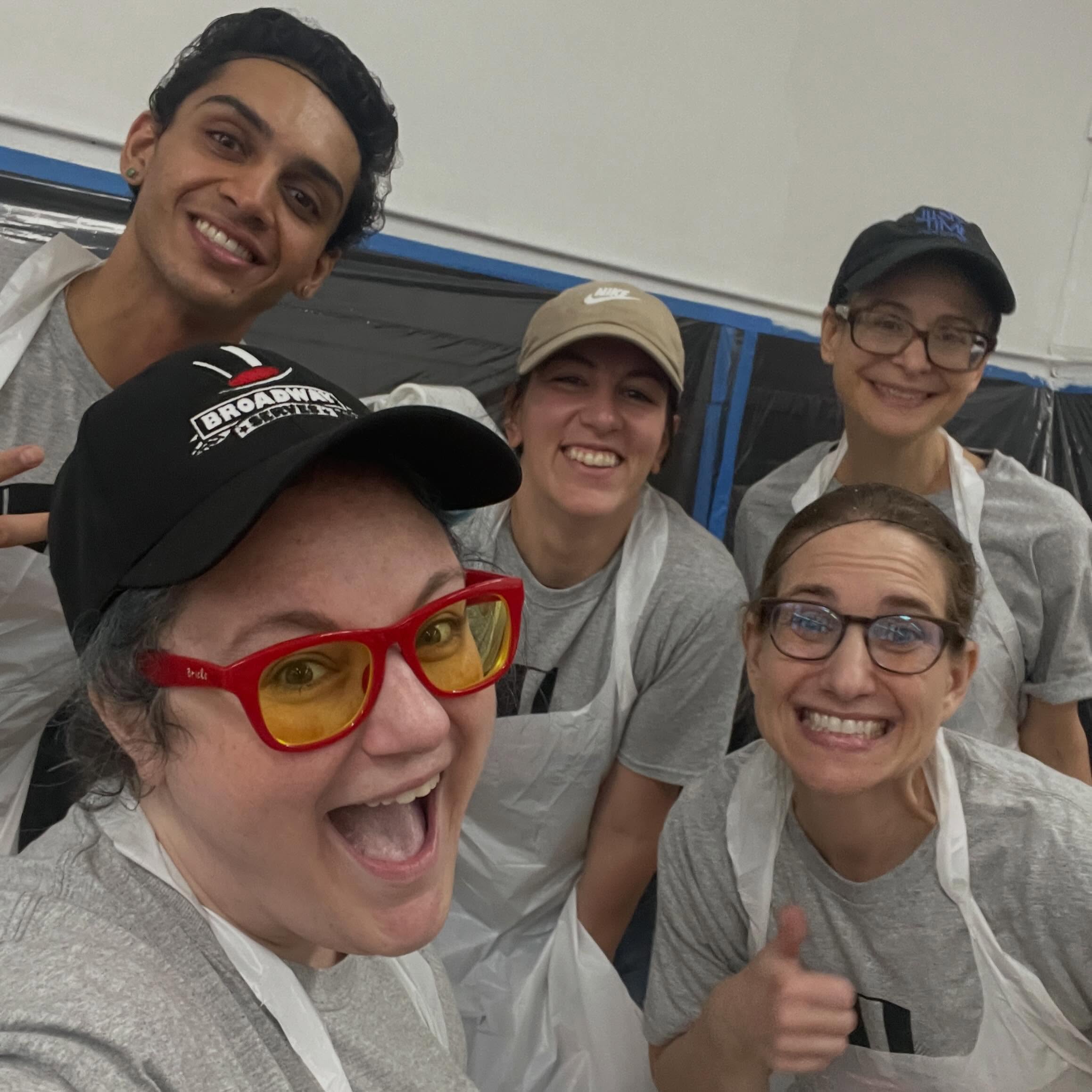 Wow! What an awesome day of service with our friends at @stlukessoupkitchen_nyc we were so excited to see so many NEW volunteers alongside our tried and true folks!
You don’t have to have fomo! We have two more chances to serve this month!
Thursday 6/25: @encorecommunityservices
Tuesday 6/30: @stlukessoupkitchen_nyc
Link to RSVP in bio! Questions? Info@broadwayserves.org has got your back ❤️