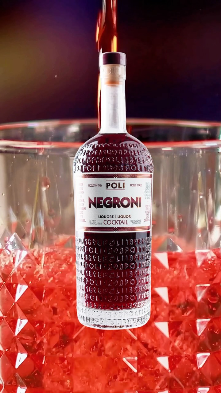 Todo el carácter de un clásico italiano en una sola botella, ideal para quienes disfrutan los clásicos sin complicaciones.
Preparar un Negroni perfecto toma tiempo, abrir una botella y servirlo toma segundos.
Nosotros sabemos cuál elegiríamos, ¿y tú?
Ideal para celebrar a Papá, pídelo ahora: 55 3954 4346
…
#Negroni #CocktailTime #Lifestyle #DiaDelPadre #DescubreElSecreto