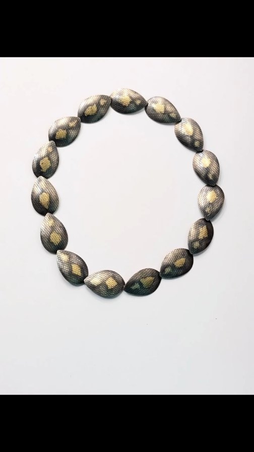 This gorgeous, intricate, snake like necklace is by Jessica Briggs
Each silver link is textured, oxidised and then gold is fused to areas using an ancient Korean technique called kuem-boo
See this and many more from Jessica in-store and online:
https://www.frannyandfiler.com/jessica-briggs-jewellery
@jessicabriggs_jewellery
#jewellery #handmade #necklace #contemporaryjewellery #snake
@beechroadchorlton