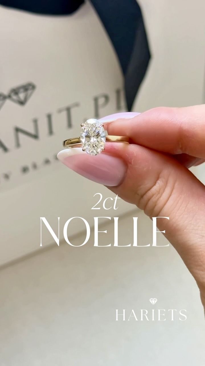 Nicht ohne Grund gehört der Ovalschliff zu den beliebtesten Schliffarten für Verlobungsringe. ✨
Auf dem Foto sehen Sie unser Modell Noelle mit einem 2-karätigen Labordiamanten. Zart, klassisch und zeitlos – ein Ring, der heute genauso schön aussieht wie in 20 Jahren.
Genau solche Designs lieben wir am meisten: schlicht, zeitlos und ganz auf die Schönheit des Steins fokussiert. 🤍
Wie gefällt Ihnen der Ovalschliff? 💎
▶️ https://moissanite.de/de_DE/p/Verlobungsring-mit-2-ct-Labordiamant-im-Ovalschliff-mit-Hidden-Halo-Noelle%2C-585er-Gold/501
#verlobungsring #labordiamant #labgrown diamond #diamantschmuck #verlobung schmuck schmuckliebe ovaldiamond ovalschliff diamant ringliebe antrag heiratsantrag braut2026 verlobt goldschmuck luxusschmuck nachhaltigerschmuck engagementring hariets