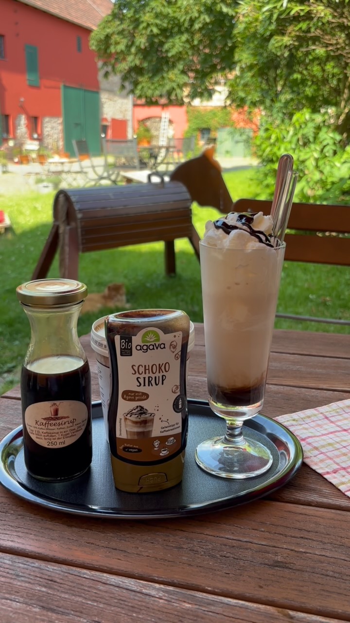 Bei diesen sommerlichen Temperaturen hilft (fast) nur Eiskaffee! ☀️
Alles was ihr dafür braucht findet ihr bei uns im Hofladen!
Kaffeesirup von @holunderundco
Milch
Vanilleeis
Sahne
Schoko Sirup
Lasst es euch schmecken! 😊
(Werbung)
#gutgadewitz #hofladen #ölmühle #mittelsachsen #regionaleinkaufen
