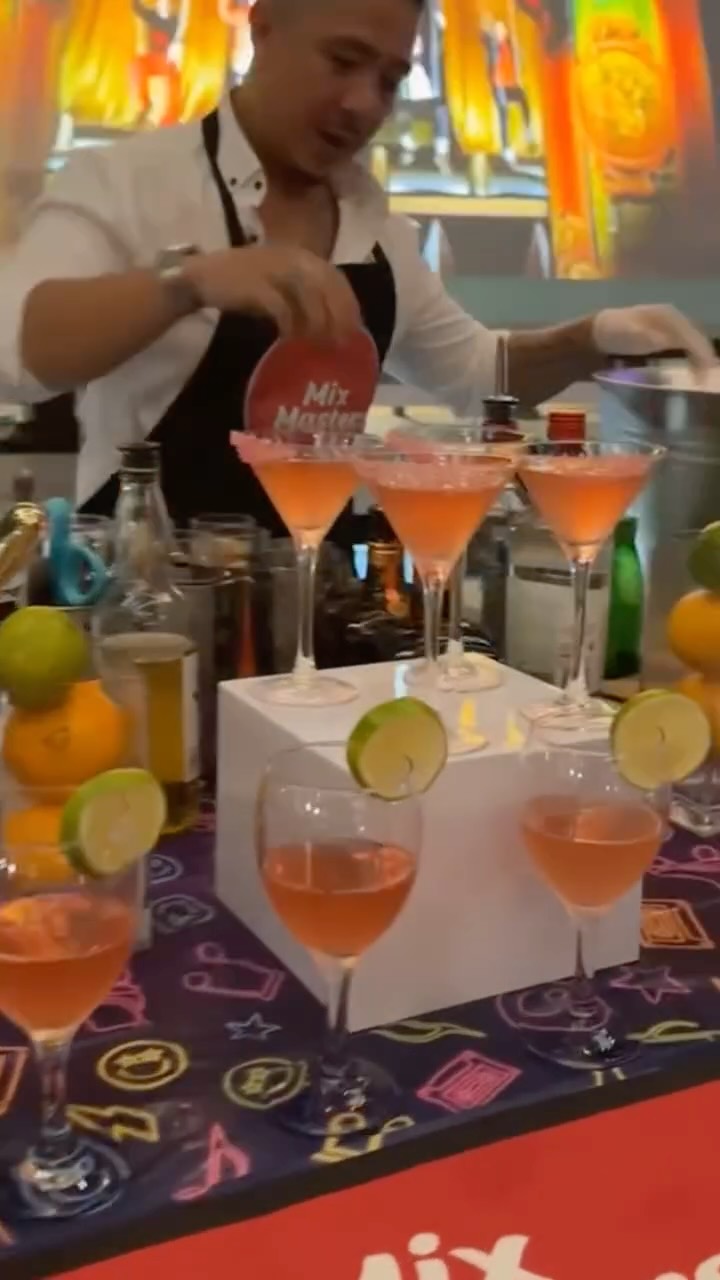 A fabulous cosmo night for our guests 🌹😊
•
•
•
#sydney #sydneyparties #bartending #barlife #barhumor #cocktails #party