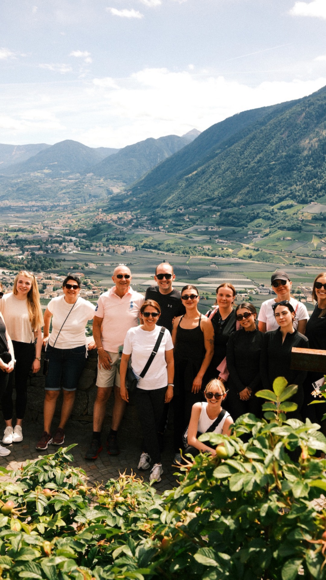 // 𝗪𝗮𝘀 𝗳ü𝗿 𝗲𝗶𝗻 𝗪𝗼𝗰𝗵𝗲𝗻𝗲𝗻𝗱𝗲! 🏔️📸
Zum Glück war die Kamera immer dabei, denn es gab jede Menge schöner Momente festzuhalten.
Von gemeinsamen Abenteuern über gutes Essen bis hin zu vielen Lachern: Unser Team-Event in Südtirol hatte einfach alles. 💙
Wir freuen uns jetzt schon auf das nächste gemeinsame Erlebnis! 🙌
#drmätzler #zahnarzt #dornbirn #zahnarztpraxis #zahnarztpraxisdornbirn #zahnarztdornbirn #team #zahnarztpraxisteam