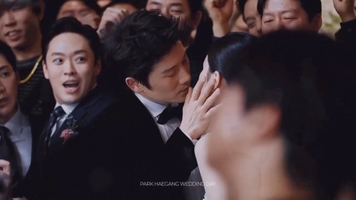 « Nous avons assisté au mariage de Park Hae-gang, un marié vraiment très séduisant. Nous lui adressons toutes nos félicitations pour son mariage et lui souhaitons une vie toujours remplie d’amour et de bonheur. 💍✨ »
Source : @surpassent_official
Et oui… Ji Sung en marié, ça méritait forcément d’être immortalisé 😍