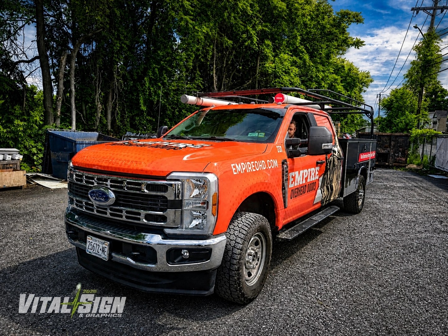 Empire Overhead Doors. High-contrast orange, clean black lines, and that iconic Statue of Liberty graphic. Designed and installed in-house.
#VitalSignAndGraphics #VehicleWraps #CapitalRegionNY #EmpireOverheadDoors