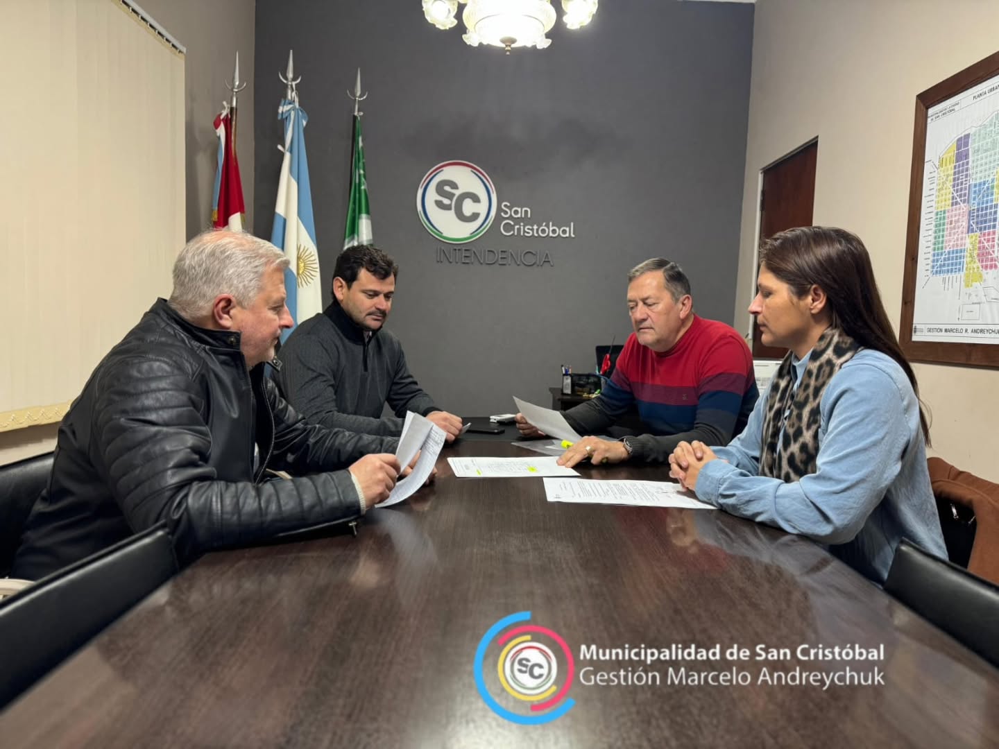🏘️ ROSSI Y MARTÍNEZ IMPULSAN LA TRANSFERENCIA DE UN INMUEBLE NACIONAL PARA LA CONSTRUCCIÓN DE VIVIENDAS EN SAN CRISTÓBAL.
Los diputados nacionales Agustín Rossi y Germán Martínez presentaron un proyecto de ley que propone transferir a título gratuito a la Municipalidad de San Cristóbal un inmueble perteneciente al Estado Nacional, con el objetivo de destinarlo a un futuro plan de viviendas para la ciudad.
La iniciativa surge a partir de un pedido realizado por el intendente Marcelo Andreychuk y cuenta con el acompañamiento de los concejales Claudio Gaineddu, Lorena Luna y Joel Sola, quienes vienen trabajando en la búsqueda de alternativas que permitan dar respuesta a la demanda habitacional de la comunidad.
El predio, que anteriormente funcionó como sede del Tiro Federal y actualmente se encuentra en desuso, podría transformarse en un espacio destinado al desarrollo urbano y la construcción de viviendas, favoreciendo el crecimiento ordenado de la ciudad y generando nuevas oportunidades para muchas familias sancristobalenses.
La propuesta establece que el inmueble deberá ser destinado a fines habitacionales y representa un paso importante en la búsqueda de herramientas que permitan ampliar el acceso a la vivienda y acompañar el crecimiento de San Cristóbal.
🏡 Más oportunidades para las familias, más desarrollo para nuestra ciudad.
NOTA COMPLETA EN FACEBOOK: https://www.facebook.com/share/p/1B4qbyGsf3/