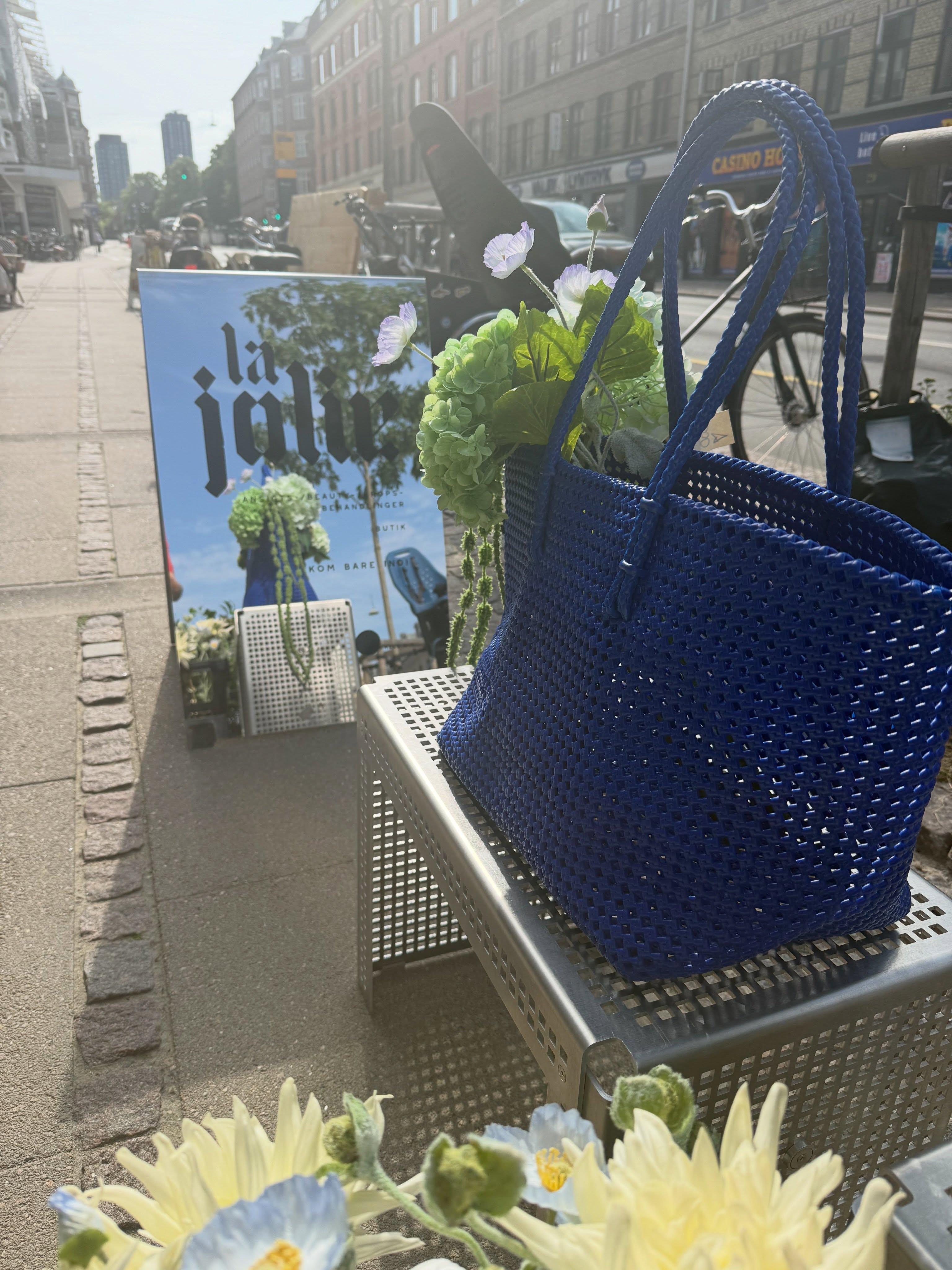 🖤 UGEN DER GIK..
.. og det blev ugen, hvor solen for alvor slog igennem! 🥵 med vinduerne på vid gab tog vi imod en masse skønne kunder.
Lashlift, browlift, microneedling, tandsmykker - you name it, vi har gjort det for at gøre folk klar til sommer og festivaller. ✨
Taskerne går som varmt brød, fordi I er så vilde med dem - vi forstår! 🫰🏼
Vi nyder den skønne, lette sommerstemning og hyggen på Valby Langgade, og vi glæder os til at nyde sommeren sammen med dig. ☀️
Tak for denne uge, vi ses i den næste! 😍
#lajoliedk #heledig