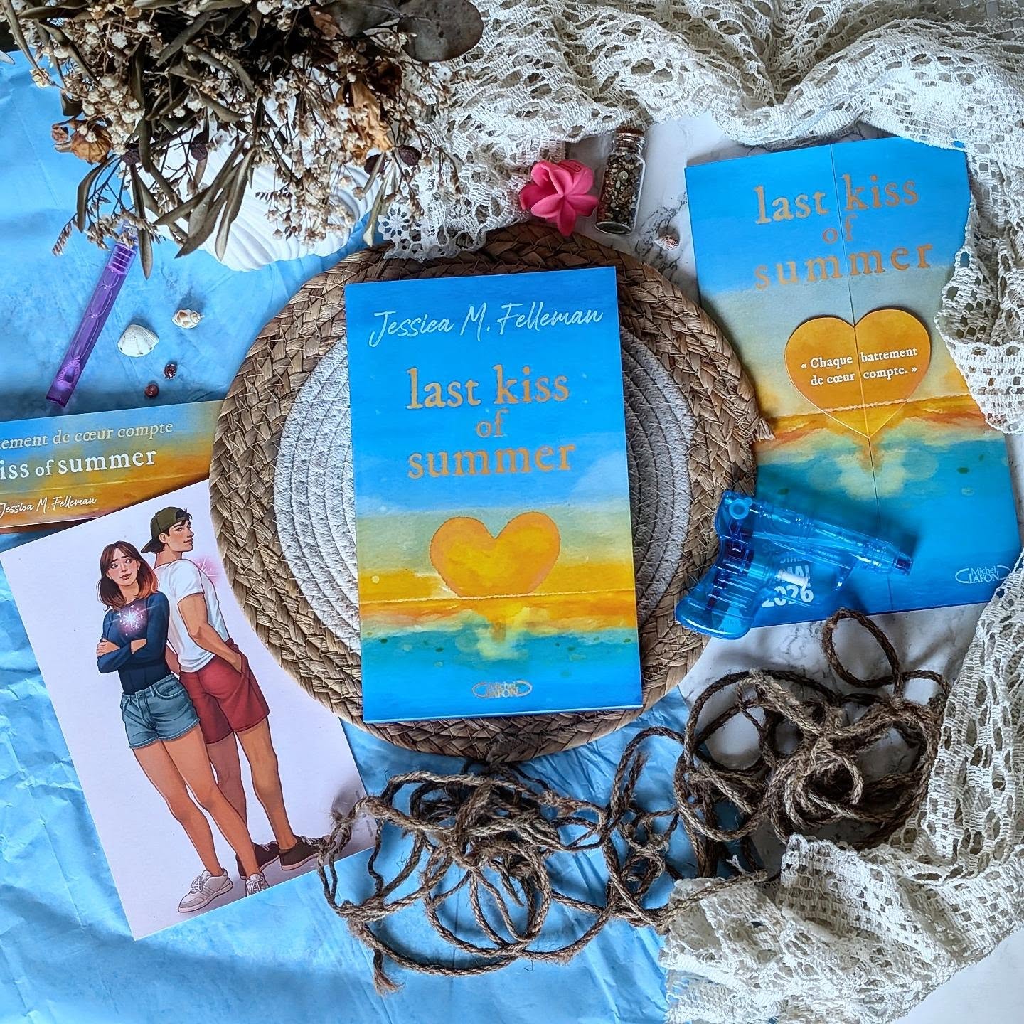 ✨ Last Kiss of Summer - Jessica M. Felleman ✨
Et si un été pouvait tout changer ?
C'est exactement ce que nous propose cette romance estivale, à la fois douce et bouleversante.
On y suit Sera Watkins, atteinte d'une malformation cardiaque et contrainte de subir une nouvelle opération. Mais une bonne nouvelle l'attend : elle peut enfin retourner passer l'été à Cape Cod. Le seul petit problème, c'est qu'elle risque d'y retrouver Luke Tisdale, son ami d'enfance, à qui elle n'a plus adressé la parole depuis bien trop longtemps.
Alors que le passé se mêle au présent, ces deux-là vont tenter de profiter de chaque instant, comme si le temps s'était arrêté. Le temps d'un été, ils vont essayer d'oublier tout le reste.
J'ai beaucoup aimé l'alchimie entre eux. On sent que leur complicité n'a jamais vraiment disparu et que ce sont surtout les silences, les non-dits et les blessures qui ont creusé la distance entre eux. Malgré la maladie qui rythme son quotidien, Sera refuse de se laisser définir par elle. Elle continue d'avancer avec cette énergie et cette lumière qui la rendent profondément attachante.
J'avoue avoir parfois été un peu frustré par certaines incompréhensions entre les deux protagonistes. Les non-dits prennent parfois beaucoup de place, mais ils font aussi partie de cette histoire et de son évolution. La plume est très fluide, les pages défilent toutes seules et on se laisse facilement embarquer par cette romance.
Last Kiss of Summer fait partie de ces romans qui laissent leur empreinte. C'est une histoire qui parle d'amour, bien sûr, mais aussi du temps qui passe, de la peur, du courage et de l'importance de profiter pleinement de ceux qui comptent tant qu'ils sont encore là.
Si vous cherchez votre lecture de l'été, vous pouvez foncer le découvrir chez @michellafon_jeunesse
#Bookstagram #LastKissOfSummer #Romance #YoungAdult #LectureDuMoment