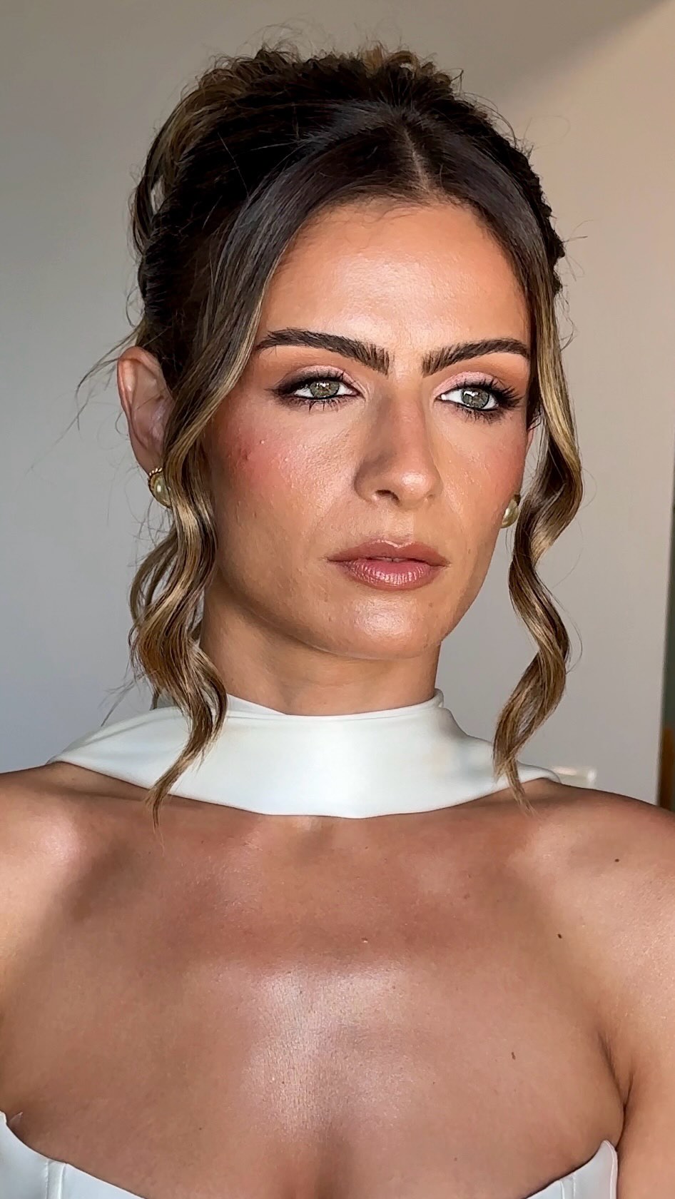 She is a vision 😍
.
.
#bridalmakeup#cretemakeup #luxurybridalmakeup #softglam#destinationmakeupartist