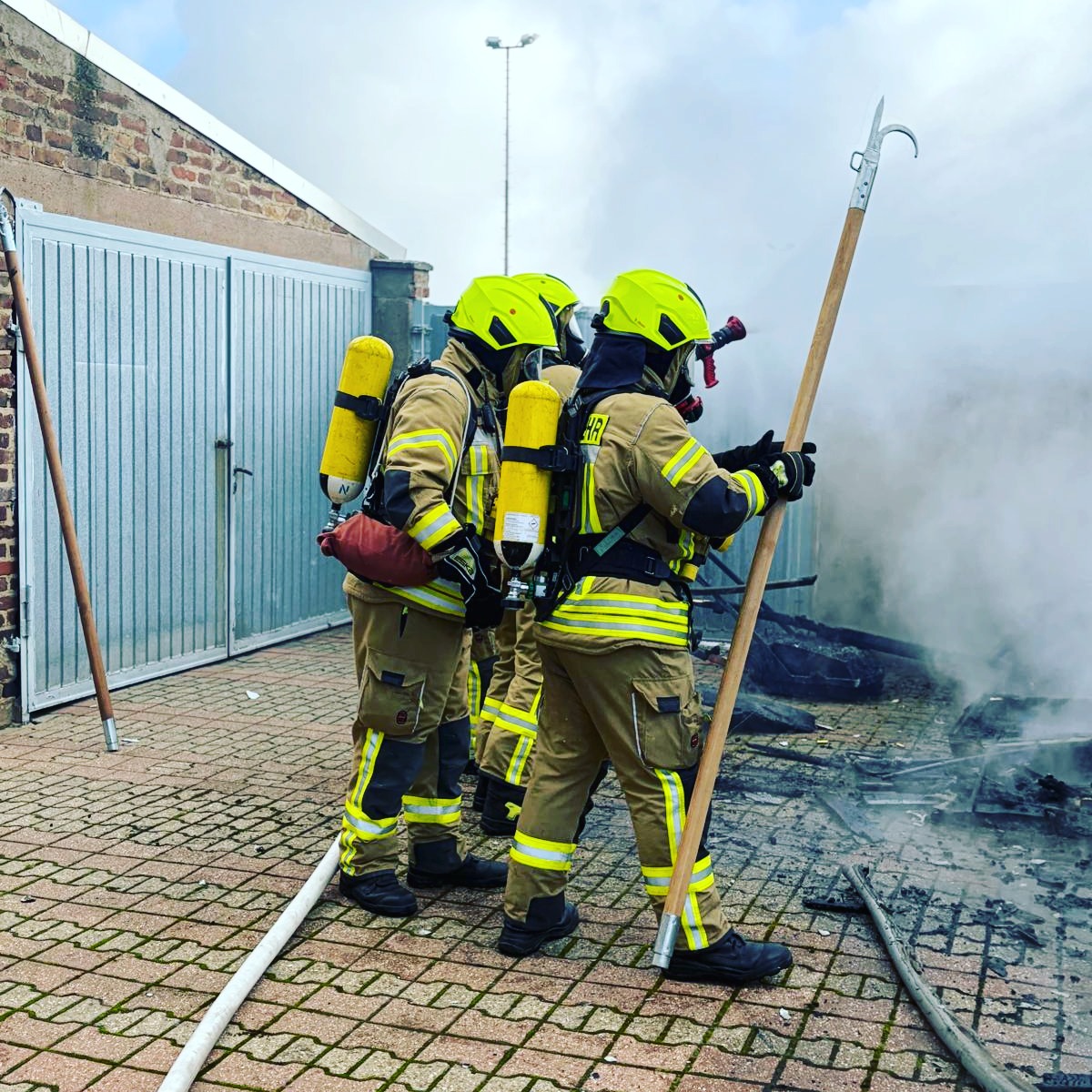 🔥☀️ Atemschutzeinsatz bei Hitze: Denkt an die "Reha-Zone"!
Die aktuelle Hitzephase kann auch unsere Feuerwehren in den kommenden Tagen besonders fordern. Gerade bei Brandeinsätzen, technischer Hilfeleistung unter schwerer Schutzkleidung oder längeren Einsatzlagen steigt die körperliche Belastung enorm.
Ein Punkt, der in der Praxis noch nicht überall selbstverständlich ist: die Reha-Zone für eingesetzte Trupps - vor allem Atemschutzgeräteträgerinnen und Atemschutzgeräteträger.
Gemeint ist damit ein klar definierter Erholungsbereich an der Einsatzstelle. Nicht erst dann, wenn jemand Kreislaufprobleme bekommt – sondern frühzeitig, planvoll und als fester Bestandteil der Einsatzorganisation.
Warum ist das wichtig?
"Unter Atemschutz, mit Brandschutzkleidung, Helm, Handschuhen und körperlicher Arbeit kann der Körper Wärme nur sehr eingeschränkt abgeben. Bei sommerlichen Temperaturen, direkter Sonne oder hoher Luftfeuchtigkeit steigt das Risiko für Erschöpfung, Dehydrierung und Hitzestress deutlich, " so KBM Karlheinz Eismar.
👉 Führungskräfte sollten deshalb frühzeitig mitdenken: Wo können unsere eingesetzten Kräfte nach dem PA-Einsatz kontrolliert runterkühlen, trinken und regenerieren?
Eine einfache "Reha-Zone" muss nicht kompliziert sein. Wichtig sind vor allem:
✅ Schatten, zum Beispiel Pavillon, Gebäudeschatten oder Fahrzeugschatten
✅ ausreichend Sitzmöglichkeiten
✅ ausreichend Wasser und möglichst auch Elektrolytgetränke
✅ Ideal: Kühlbox mit Getränken
✅ feuchte Tücher oder Kühlmöglichkeiten für Nacken, Arme und Hände
✅ Möglichkeit zur Unterarmkühlung, zum Beispiel Eimer oder Wannen mit kühlem Wasser
✅ einfache medizinische Beobachtung: Allgemeinzustand, Puls, Blutdruck, Schwindel, Übelkeit, Kopfschmerzen
✅ klare Entscheidung: wieder einsatzbereit, weiter erholen oder raus aus dem Einsatz
✅ Trennung vom kontaminierten Bereich nach Brandeinsätzen
Praxistipp & top: Ideal schon auf Anfahrt ausreichend trinken! (Getränke in der Mannschaftskabine!)
Wichtig: Nach einem PA-Einsatz sollte niemand „einfach schnell die Flasche wechseln“ und direkt wieder vorgehen. Erst erholen, trinken, abkühlen und prüfen, ob ein weiterer Einsatz wirklich vertretbar ist.
