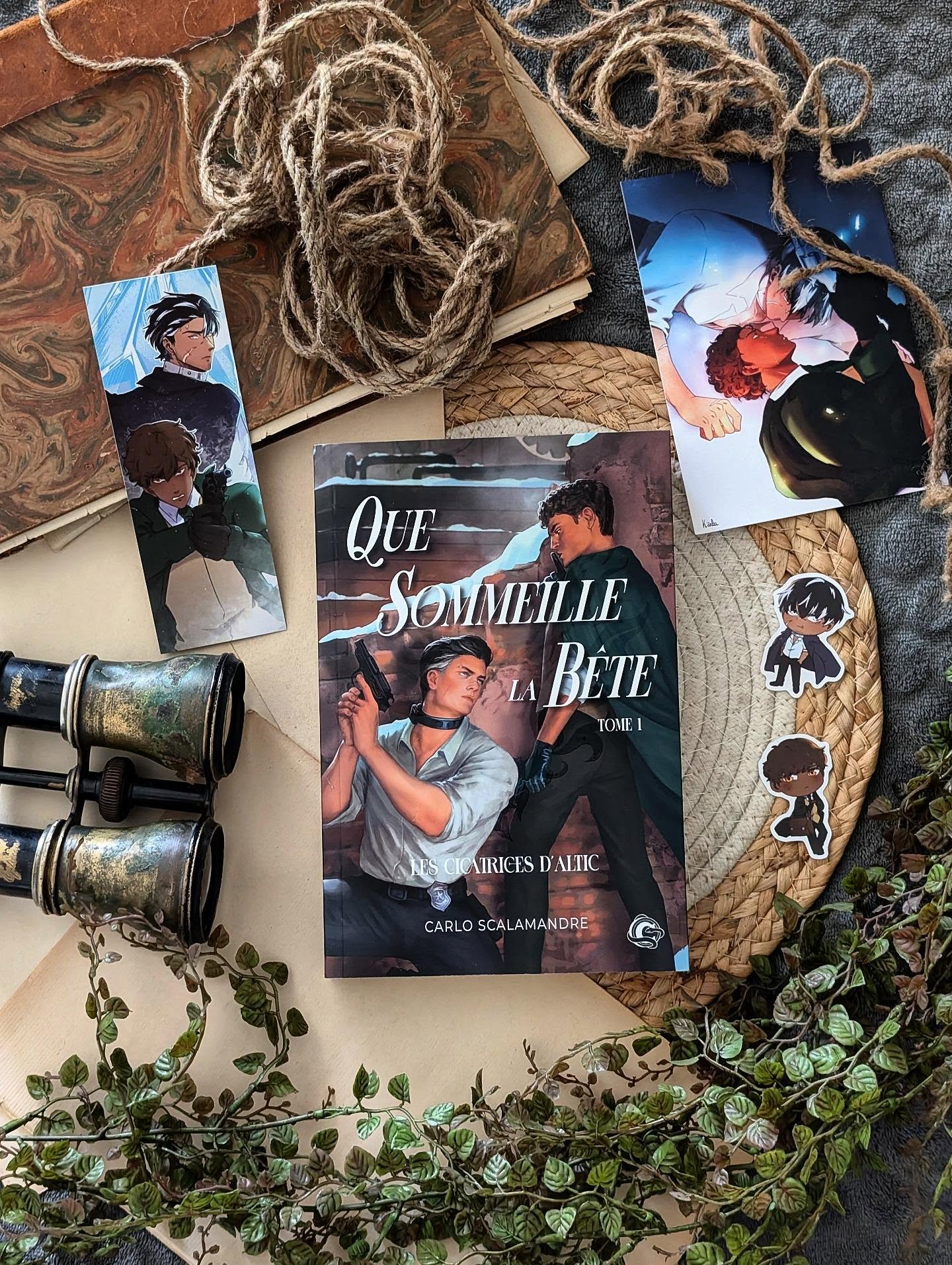✨ Que sommeille la bête - Carlo Scalamandre ✨
Et si une enquête criminelle croisait la route d'une romance impossible dans un univers steampunk dangereux ?
Bienvenue à Altic, une cité-État qui tente de se reconstruire après une révolution. Alors que plusieurs membres de l'aristocratie sont retrouvés assassinés, l'inspecteur Céréus est chargé de l'enquête. Un choix qui n'a rien d'anodin, puisqu'il porte en lui la mystérieuse Bête de l'Hiver, un lourd fardeau qui fait de lui un homme constamment en lutte contre ses propres démons.
Comme si cette affaire n'était pas déjà suffisamment compliquée, un détective vient bouleverser son enquête... et il se trouve qu'ils ont partagé une nuit ensemble. Autant vous dire que les sentiments risquent de compliquer les choses.
J'ai beaucoup aimé suivre Céréus et Khalil. L'un est marqué par son passé, l'autre reste très mystérieux. C'est un duo très intriguant qui je l'avoue, m'a énormément plu !
L'univers est également une très belle surprise. On y retrouve une ambiance mêlant steampunk et cyberpunk, avec une intrigue où plusieurs suspects sont possibles. Une fois lancé, je me suis laissé porter par cette enquête qui ne cesse de semer le doute.
La romance reste délicate et s'intègre très bien à l'intrigue sans jamais prendre le dessus. Elle apporte même une vraie douceur au milieu de toute cette noirceur.
En bref, Que sommeille la bête est un roman très prometteur, qui mêle enquête, fantasy, romance et mystères dans un univers original. Si vous aimez les histoires où chaque personnage peut cacher un secret, il y a de fortes chances que cette lecture vous embarque.
Il faut aller chez @consequences_editions pour le découvrir !
#Bookstagram #QueSommeilleLaBête #Fantasy #Steampunk #Cyberpunk