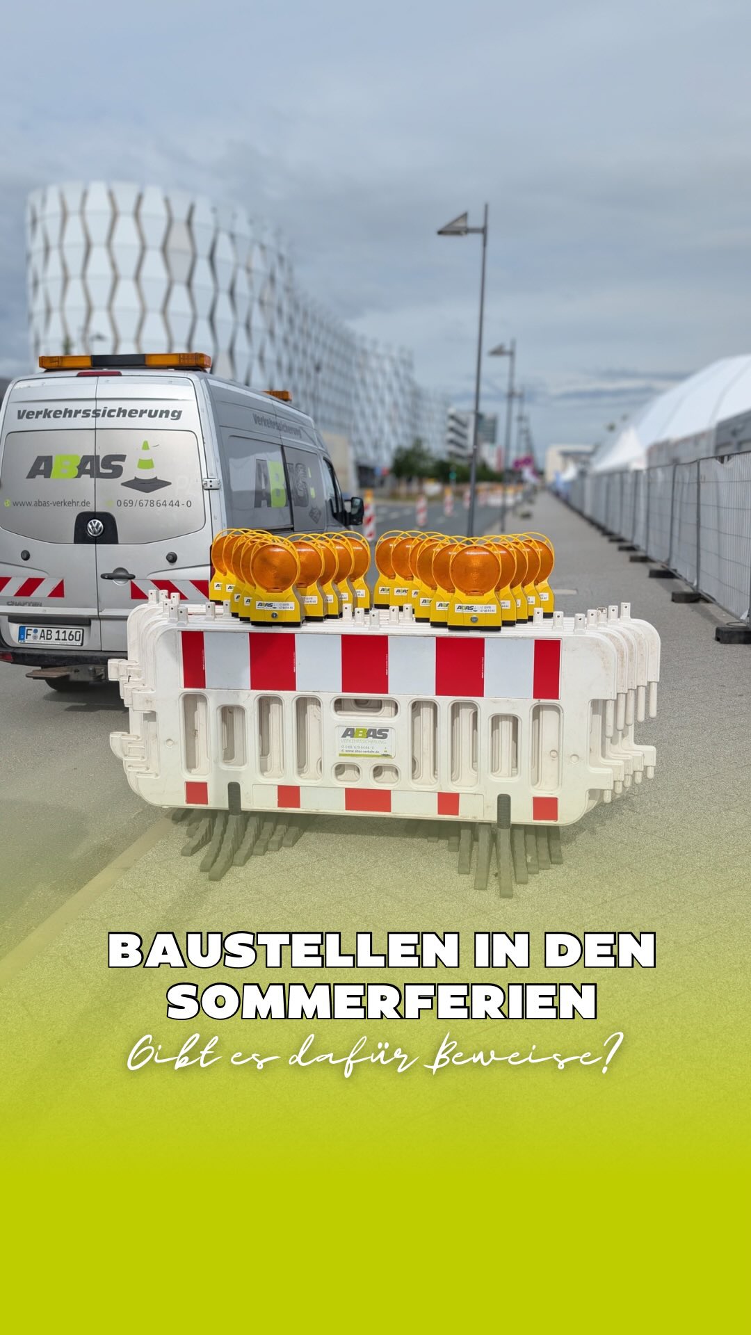 Die Sommerferien in Hessen stehen vor der Tür... und wir hören es jetzt schon wieder aus den Autofenstern rufen: „Müsst ihr die Baustellen extra in die Ferien legen?!“
Unsere offizielle Antwort als Verkehrssicherungsprofis?
„Dafür gibt’s keine Beweise!“ 🤫
Dass es für Baufirmen natürlich ein riesiger Vorteil ist, wenn der Berufsverkehr deutlich abnimmt... das behalten wir einfach mal als unser kleines Geheimnis.
Was wäre euch denn lieber?
Eine kürzere, komplette Sperrung in den Ferien oder eine längere, einspurige Verkehrsführung im normalen Alltag?
VERKEHRSSICHERUNG
BAUSTELLENABSICHERUNG
VERKEHRSPLANUNG
AMPELANLAGEN
HESSEN
WETTERAUKREIS
MAIN-TAUNUS-KREIS
HOCHTAUNUSKREIS