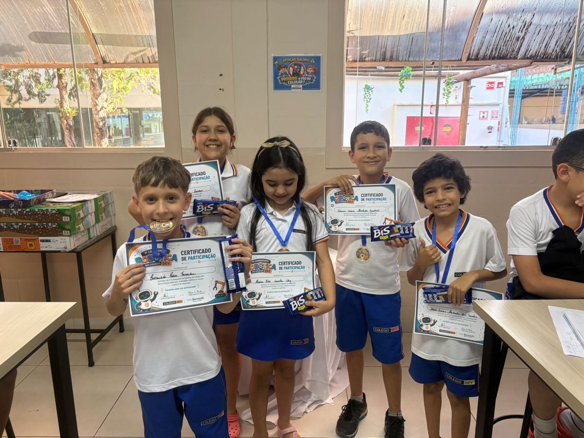 I CAMPEONATO DE ROBÓTICA 🏆🤖
No dia 11/06, os alunos do 4º e 5º ano participaram do I Campeonato de Robótica, realizado pelas professoras Karine e Núbia Mendes. O evento contou também com a presença especial de Carol, representante da Educacional, empresa responsável por desenvolver as incríveis ferramentas que utilizamos em nossas aulas.
Os estudantes vivenciaram momentos de muito aprendizado, trabalho em equipe, montagem e programação. Com dedicação, criatividade e colaboração, todos demonstraram grande empenho durante os desafios propostos.
Após a avaliação das juradas, as equipes vencedoras foram:
🥇 Turma do 4º Ano – Medalha de Ouro
Equipe Feliz com Robótica
• Maria Flor
• Mariana
• Bernardo Peres
• Juliano
• Davi Lucas
🥈 Turma do 4º Ano – Medalha de Prata
Equipe Os Melhores
• João Gabriel Tavares
• Antônio Nardin
• Maria Júlia Nogueira
• Otávio
• Arthur
• Alice Barbosa
🥇 Turma do 5º Ano – Medalha de Ouro
Equipe Nexus
• Bernardo Castro
• Maria Clara
• Matheus Daniel
• Gabriel Henrique
• Sophia Cristinne
🥈 Turma do 5º Ano – Medalha de Prata
Equipe Explosão de Blocos
• Davi Felipe
• Victor Hugo
• Amanda
• Gabriela
• Emilly Vitória
Parabenizamos todos os participantes pelo comprometimento, espírito de equipe e entusiasmo demonstrados ao longo da competição. Mais do que medalhas, cada aluno conquistou novos conhecimentos, desenvolveu habilidades importantes e mostrou que a colaboração é fundamental para alcançar grandes resultados.
O que nos desafia, nos move!