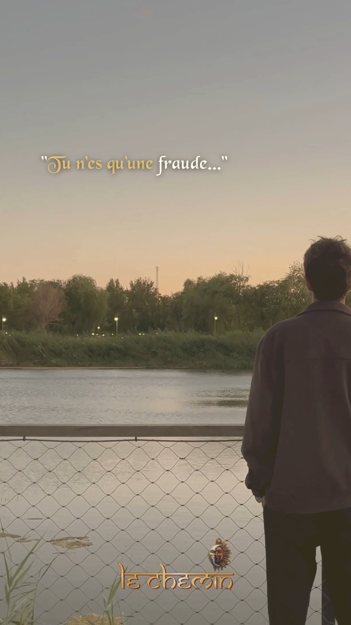 🔸L'écho du passé ◼️
Le syndrome de l'imposteur épuise quotidiennement. Freud fut le premier à révéler que cette voix n'est pas la vérité, mais l'écho d'un conflit inconscient entre les pulsions et une conscience morale écrasante (le Surmoi). Laisser ce juge intérieur diriger ses actions vide l'individu de son énergie vitale.
➡️ Si le fardeau s'avère trop lourd aujourd'hui, notre équipe bénévole accueille toute personne en demande, avec bienveillance et confidentialité, sur notre ligne d'écoute gratuite WhatsApp (le numéro est disponible sur notre profil).
#LeChemin #SigmundFreud #Psychanalyse #Inconscient #Surmoi #SyndromeDeLimposteur #SanteMentale #SoutienPsychologique #TransformationInterieure #Eveil
