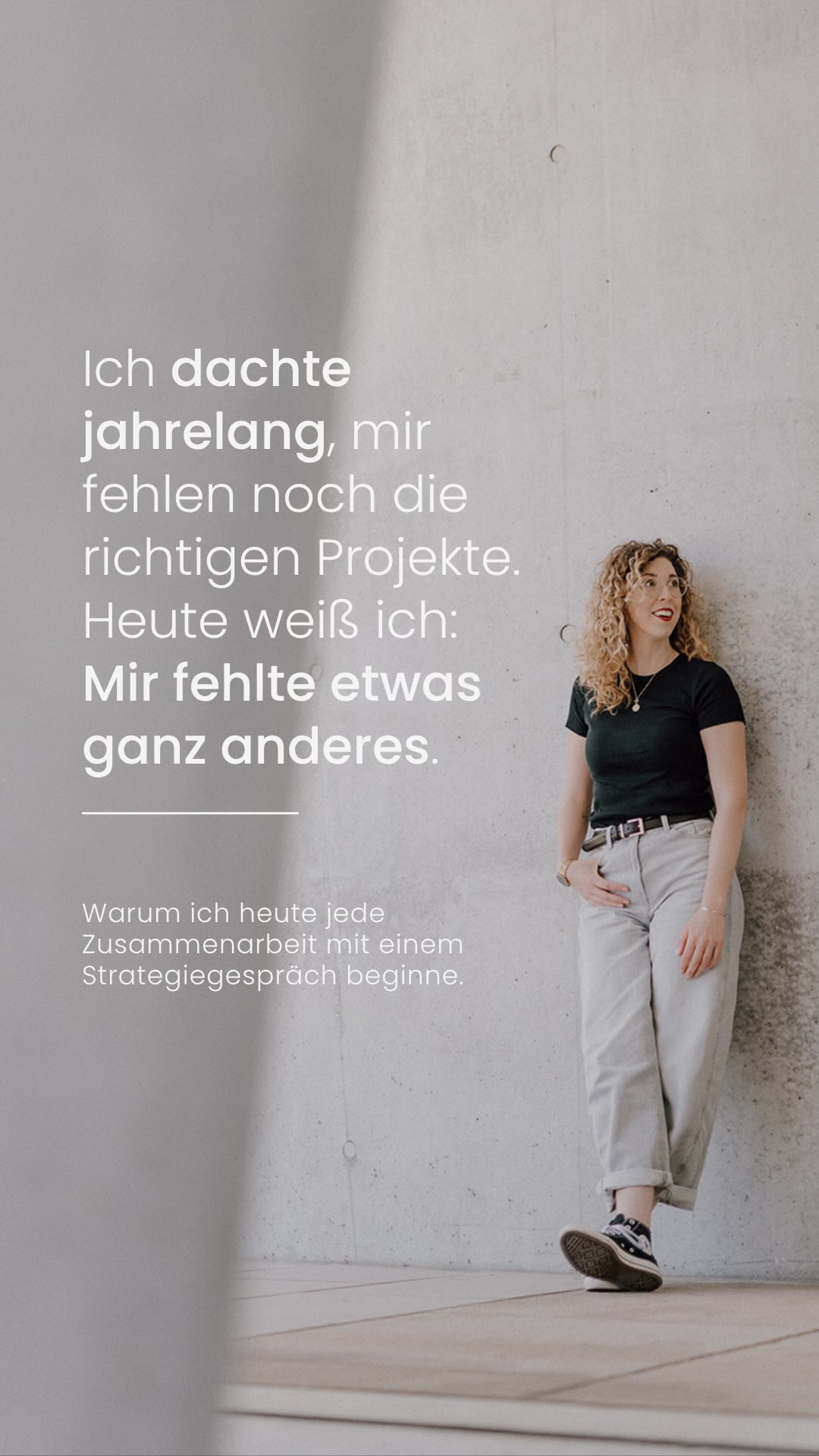 Lange war ich überzeugt, dass ich erst noch ein besseres Portfolio brauche. Noch DIESES eine Projekt. Noch ein PAAR Referenzen mehr. Dann würde ich bereit sein, höhere Preise aufzurufen, meine Wunschkundinnen anzusprechen und meine Arbeit selbstbewusst zu zeigen 🫣
Kennst du solche Gedanken?
Rückblickend war das eine Geschichte, die ich mir selbst erzählt habe. Denn mein Portfolio war nie das Problem. Mir fehlte einfach die Klarheit darüber, was meine Arbeit wirklich ausmacht und welchen Wert ich längst mitbringe ✨
Heute durchlaufe ich genau diesen Prozess mit meinen Kund:innen zusammen. Sie kommen zu mir, weil sie “Bilder brauchen”. Doch schon in der Konzeptphase wird oft klar, dass sie eigentlich nach etwas ganz anderem suchen: Klarheit darüber, wofür ihre Marke steht und wie sie wahrgenommen werden möchten.
Deshalb sprechen wir zu Beginn nicht über Posen oder Outfits! Wir sprechen über DICH. Über deine Marke, deine Haltung und deine Vision!
Denn genau daraus entstehen Bilder, die nicht nur schön aussehen, sondern sich ehrlich nach dir anfühlen und Vertrauen schaffen ✨
Also mal ganz deutlich: Dir fehlt gerade gar kein besseres Portfolio. Vielleicht brauchst du einfach einen Raum, um sichtbar zu machen, was längst in dir steckt. ✨
Also lass uns sprechen. In einem unverbindlichen Kennenlerncall! Nicht darüber, welche Bilder wir machen. Sondern darüber, wer du als Marke sein möchtest und was deine Kund:innen fühlen sollen, wenn sie dir begegnen. ✨
📸 Hey, ich bin Vicky,
Interior & Brand Fotografin …
… und ich mache das sichtbar, was vielleicht schon die ganze Zeit da war, aber bisher keinen Ausdruck gefunden hat.