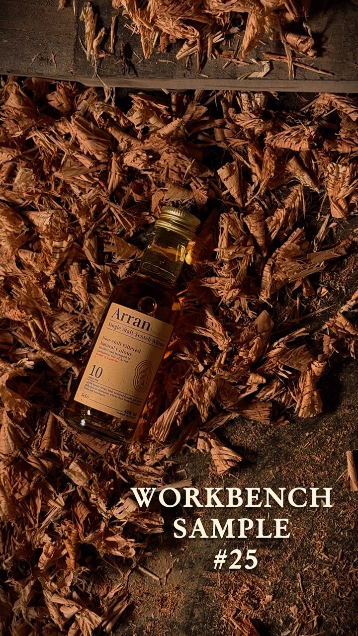 Heute liegt passend zu den Temperaturen ein entspannter Standard auf der Werkbank: Arran 10 Jahre.
Nach langer Zeit mal wieder im Glas und ich bin immer noch Fan dieser Abfüllung. Für mich gehört der Arran 10 zu den besten Standards: hell, fruchtig, sauber gemacht und einfach lecker.
In der Nase viel Apfel, Zitrus und etwas Vanille. Am Gaumen kommen Birne, Malz und Honig dazu, mit einer angenehmen Frische und leichter Eichenwürze. Im Finish ist mild mit etwas Eiche und Zitrusnote.
Ein entspannter Whisky, der zeigt, wie gut ein Standard sein kann.
Welcher Standard gehört für dich ganz klar ins Regal?
#arran #arran10 #singlemalt #whiskyde #tastingnotes
Unbezahlte Werbung wegen Markennennung. Alkohol nur ab 18 und bitte verantwortungsvoll in Maßen genießen.
Musik: „Inspiring Inspirational Background Music“ by SigmaMusicArt (Pixabay).